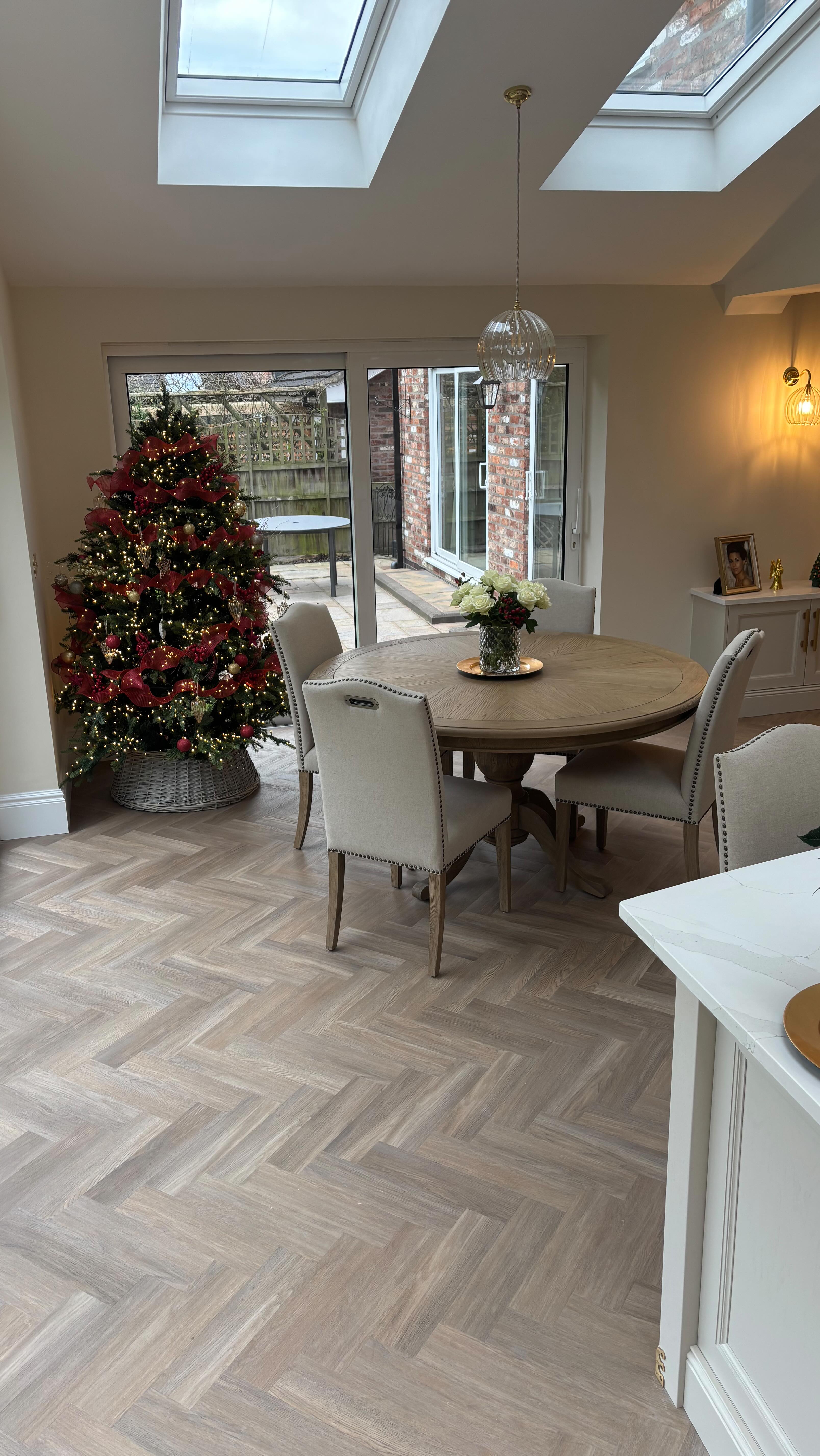 Revisited this job I did over Christmas to get some finishing pics and videos. What a stunning home. ππ»π₯ @invictusflooring @derbyshireconstruction
#manchesterfloorlayers #manchesterhomerenovation #manchesterlvtfloor #parquetflooring #herringbone