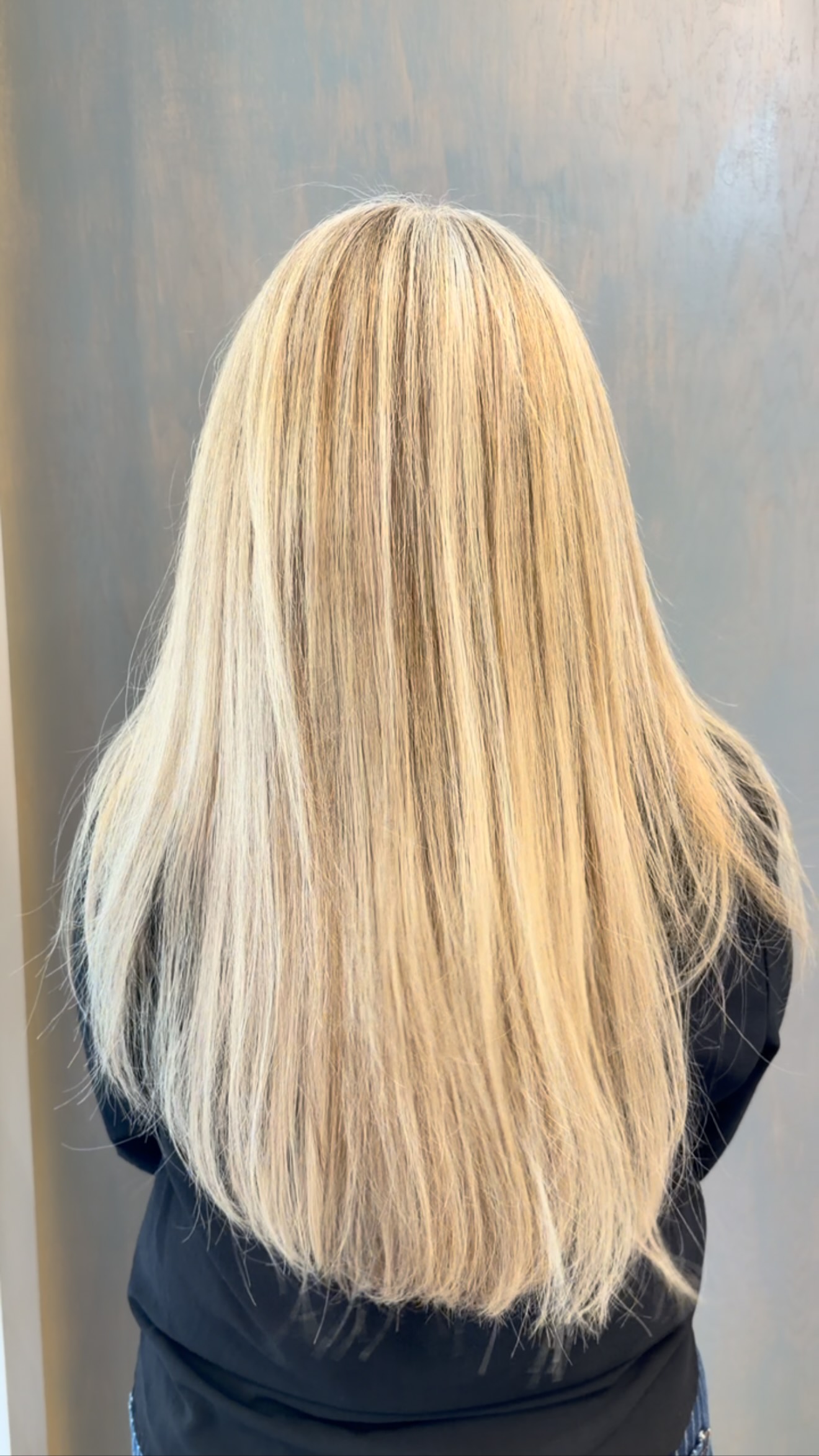 When @tayloredby.alison does your color perfectly! Highlights and lowlights blending her natural white and grey. There are all kinds of ways to go grey! #pomegranatesalon #pomsalon #pomsalonstylist #greyblendingspecialists #davisca