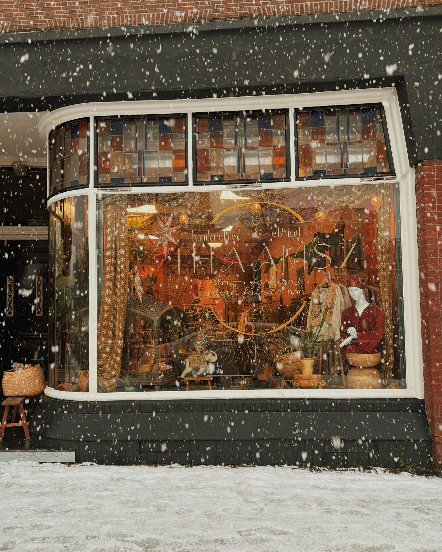 A little late… but 2025 needed a recap ✨ So many beautiful moments for Thaamsz!
Slide 2–3 | January
Started the year in Jaipur 🇮🇳
Days spent in block print studios, learning, wandering, absorbing. Loved seeing how floral blocks are inspired by Amber Fort’s architecture.
Slide 4 | February
Working on the summer collection and ended the month in Goa, capturing it all. 🌴☀️
Slide 5 | March
Back at Lapjesmarkt Utrecht
With new treasures from my travels 🤍
Slide 6 | April
A slightly crazy idea: opening a pop-up store.
Wrote a letter, got a YES in 2 days & Two weeks to prepare: lots of painting & Marktplaats hunting.
Slide 7 | 19 April
First day opening the pop-up store ✨
Slide 8 | May
Sewing workshops together with @naaistudio84 🧵
And yes, we’d love to continue. But first: renovating the basement, Hopefully workshops return in spring/summer!
Slide 9 | June
Started working with @lise.vandenbos Our in-house natural dyer!
Slide 10–11 | July & August
Back to India 🇮🇳
Together with my sidekick @maradiadora
Travelling to small villages, meeting artisans, building the new collection.
Slide 12 | September
Capturing our new pieces with
@tirtha.studio & @saraji.santarelli Still in love with these images 🥹💗
Slide 13 | October
Signed the contract! Officially a permanent store & No longer a pop-up
Slide 14 | November
Store renovation time: New floor, fresh walls, & Giving the space a whole makeover! Also receiving the first new items!
Slide 15 | November
Travelling to Morocco, Staying at the beautiful home of @christinegialamatzi & Making lots of images together.
Slide 16 | December
A super cozy last month of the year.
Thank you for all your visits, kind words,
and for supporting Thaamsz! 🤍🤍🤍