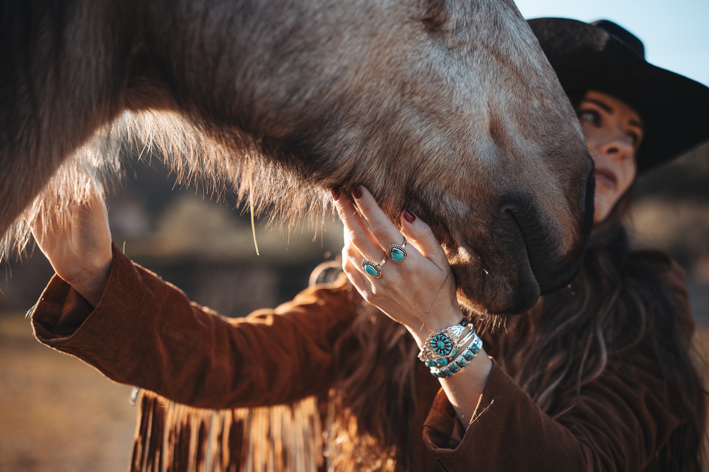 Dans cette photo il y a tout un univers ✨
Les chevaux sont notre première source d’inspiration.
Leur liberté et leur sensibilité au monde en font des êtres qui ne cessent de guider l’énergie de la marque.
Il y a cette lumière dorée qui reflète sur les bijoux, l’air des grands espaces et cette petite magie qui transforme le tout en la Vibe Sonora 🌵
Et l’essayer, c’est l’adopter 🙃
#bijoux #westernlifestyle #lifestyle #turquoisejewelry #wildsoul