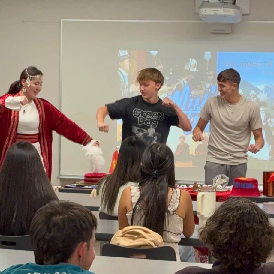 Recently, FLEX student Bubumalika from Kyrgyzstan had the opportunity to share about her home country. She used music, dance, and traditional clothing to connect with her American classmates.
Check out some photos from her exciting presentation!
#FLEXProgram #Exchangeourworld