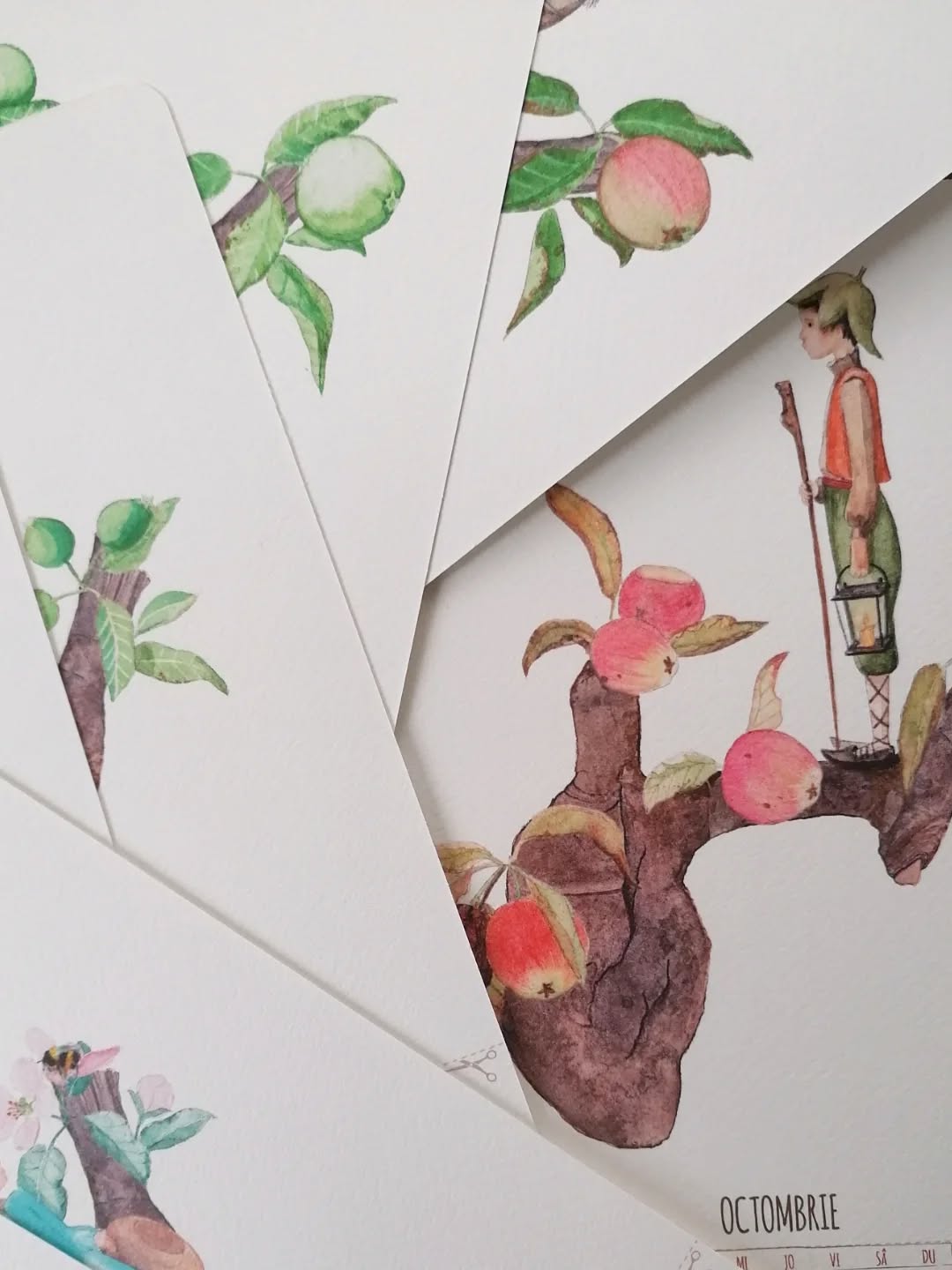 Jurnal de atelier. Calendarul "Inimă de (p)om", varianta home made with love, pentru membrii Patreon🤍.
A ieșit așa cum am visat, pe un clipboard cu agățătoare, ceva între un calendar și o colecție de 12 artprinturi.
#inimadepom #calendar #2026