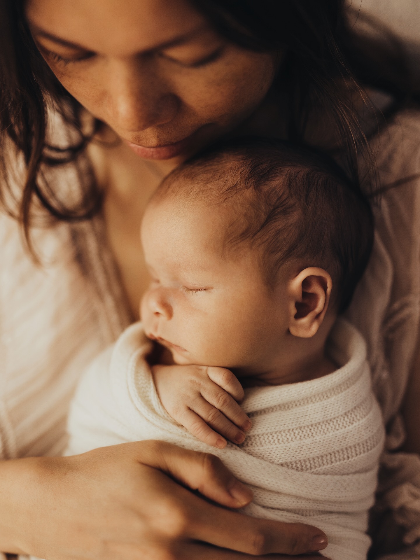 So klein. So neu.
Und doch schon die größte Liebe.
Diese ersten Momente erzählen Geschichten fürs Herz ✨
So viel Liebe in einem einzigen Moment.
Eine Mama, ein neugeborenes Wunder und diese stille, tiefe Verbindung, die man nicht erklären kann – nur fühlen. Genau diese ersten Tage sind leise, zart und voller Magie. Erinnerungen, die bleiben dürfen, auch wenn die Zeit viel zu schnell weiterzieht.
Als Fotografin halte ich genau das fest:
echte Gefühle, ehrliche Verbindung
und Erinnerungen an eine Zeit, die man viel zu schnell vergisst.
Ich freue mich schon unglaublich auf all die wunderschönen Liebesgeschichten, die dieses Jahr auf mich warten. Jede einzelne wird besonders und einzigartig sein und jede einzelne wird mir unter die Haut gehen.
Habt alle einen schönen Montag und einen guten Start in euer Abenteuer im Jahr 2026! Vergesst nicht, die Zutaten für ein magisches und unvergessliches Jahr tragt ihr in euch und eurem Herzen 🤍
Eure Marion
Dieses Foto ist während eines wunderschönen Workshops mit @linzierussophoto entstanden.