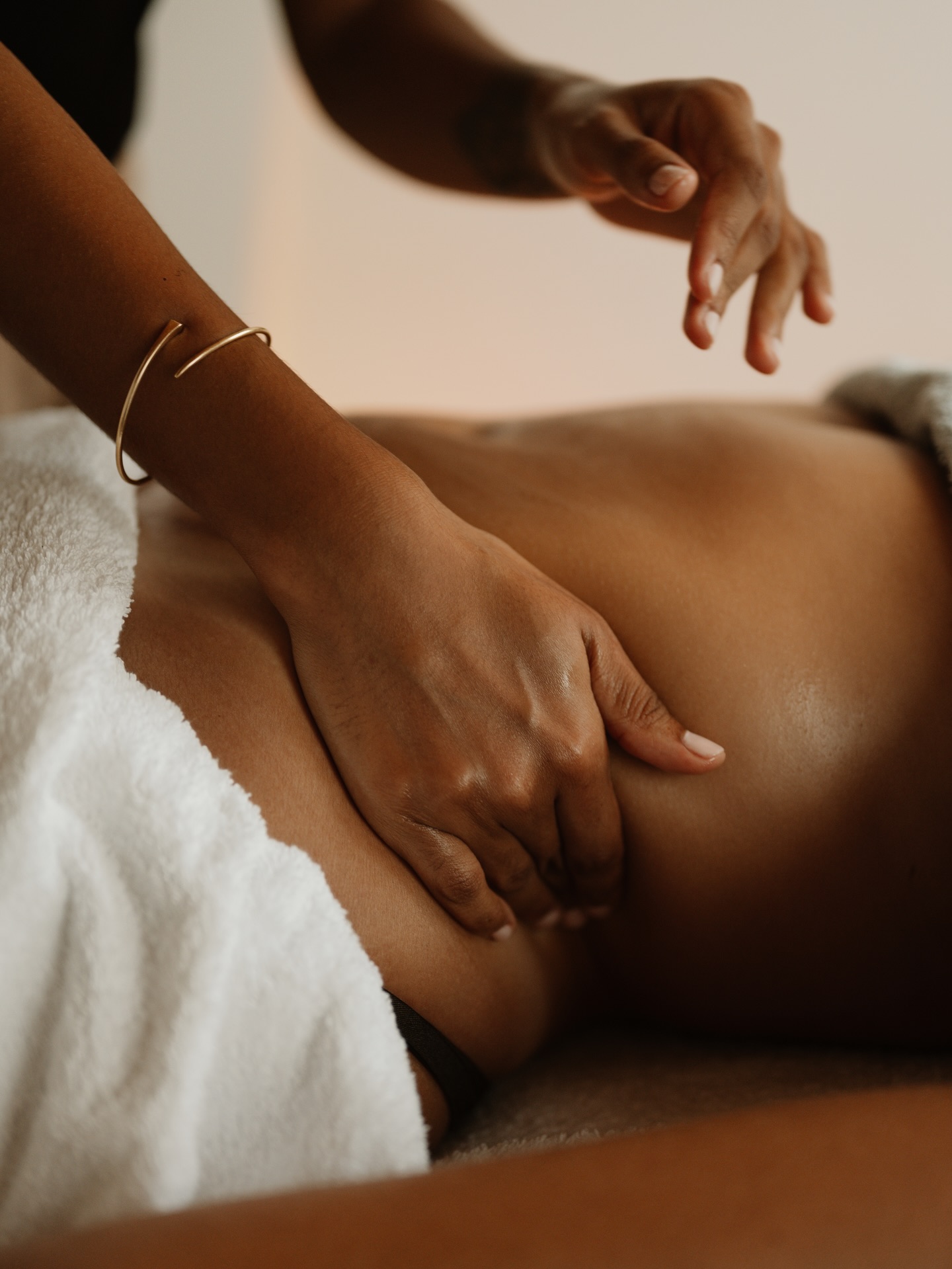 On l’appelle le « deuxième cerveau », mais il est bien plus que ça. Pendant un drainage, le passage sur le ventre est toujours un moment clé. Cette zone est un vrai pilier central :
🧬 Une usine à bonheur
95% de votre sérotonine (l’hormone de la sérénité et de la joie) est produite ici, dans vos intestins, et non dans votre cerveau.
🛡️ Un bouclier indispensable
Environ 70% de votre système immunitaire réside dans votre ventre. C’est notamment grâce aux Plaques de Peyer, des amas de tissus lymphatiques situés le long de l’intestin grêle qui surveillent, filtrent et déclenchent la réponse immunitaire pour protéger l’organisme.
☀️ Un centre énergétique puissant
Cette zone correspond au chakra du Plexus Solaire, siège de votre confiance en vous, de votre volonté d’agir et de votre rayonnement personnel. C’est aussi le lieu de la digestion... au sens large. Nous y digérons nos aliments, mais aussi nos émotions, nos stress et nos contrariétés.
Un ventre contrarié (ballonnements, constipation, tensions), c’est tout un écosystème physique et subtil qui ralentit.
Grâce au drainage manuel, on libère les toxines, on apaise le système nerveux, et on rééquilibre le plexus pour relancer votre vitalité.
__________
#DrainageLymphatique #Naturopathie #SantéNaturelle #Microbiote #SoinsÉnergétiques #BienEtreMartinique