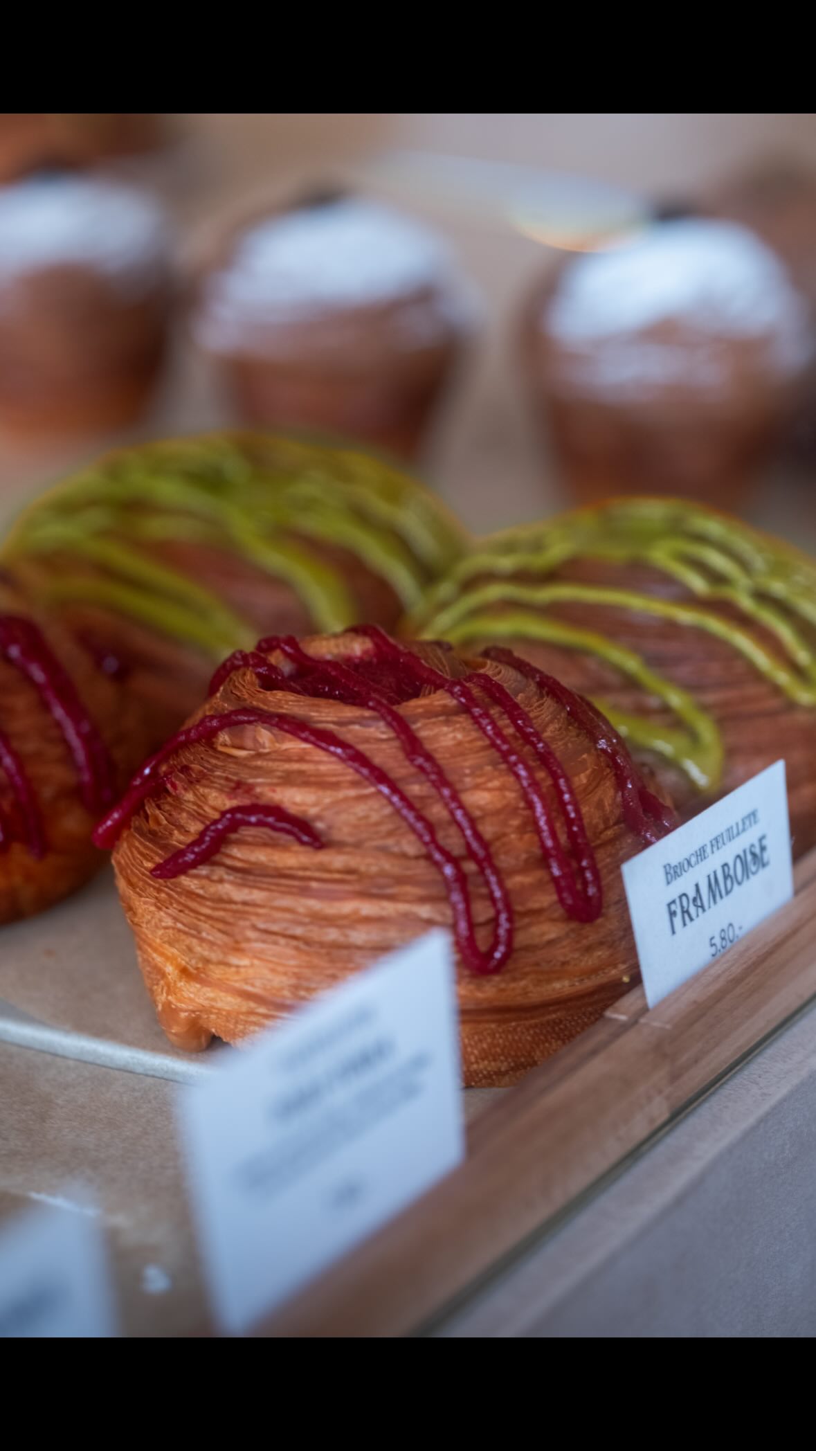 Le comptoir se remplit… et ta volonté disparaît. 🤷♀️✨🥐
#genevefood #coffeeshopgeneve #bakerygeneve #viennoiserie #patisserie