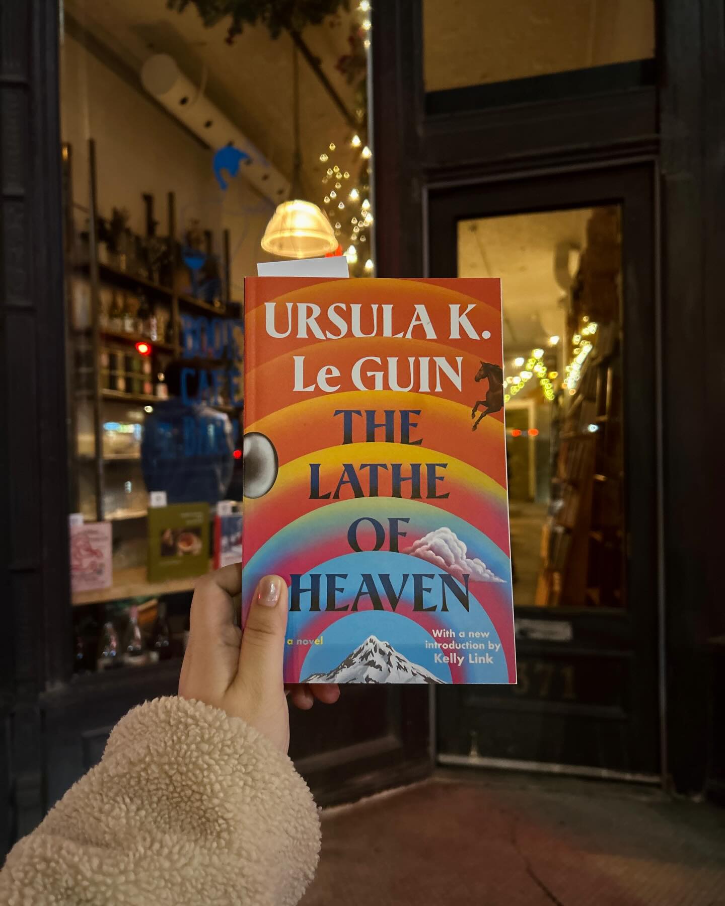 📍 Flying Books @ Toronto, Ontario
~ found this copy of Lathe of Heaven in an indie bookstore while walking around downtown Toronto
“We could all use a quiet day inside the keep. Perhaps the evening would find all gathered about the hearths, for storytelling, music and conversation.” — Royal Assassin; Robin Hobb
i’m still traveling across snow forests and snow cities as i post this but i’m lucky to have people who make winters feel warmer. lucky to be reminded of the warmth of good conversation — moments that make me forget the chill of snow
i hope you live 2026 with as much whimsy and romanticism as you want for yourself
just like last year, i’m setting my reading goal very low for my peace of mind. if you’ve been wanting to do the same, this is your sign 😌🤍