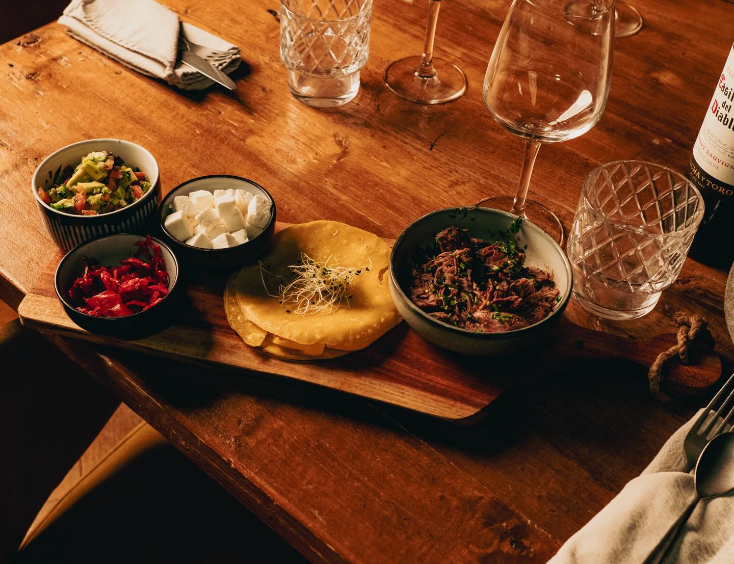 đź TACOS DE PORC đź
Laisse-toi tenter par nos tacos de porc. đ
Un effilochĂ© de porc ultra tendre, du guacamole bien frais, de la fĂȘta fondante, des poivrons grillĂ©s, des oignons rouges croquants et une petite touche de coriandre pour relever les saveurs. đ€€
Et lĂ , tu tiens le combo parfait pour te faire plaisir. đ„
RĂ©serve ta table dĂšs maintenant par tĂ©lĂ©phone au 03 23 05 30 30 ou sur notre site internet (lien en bio). đïž
MANGEZ, CHANTEZ, DANSEZ !
#lajavarestaurant #lajava #restaurant #bar #lajavasaintquentin #saintquentin #destinationsaintquentin #restaurantfestif #festif #tacos #porc #tacosdeporc #amériquelatine #mangezchantezdansez