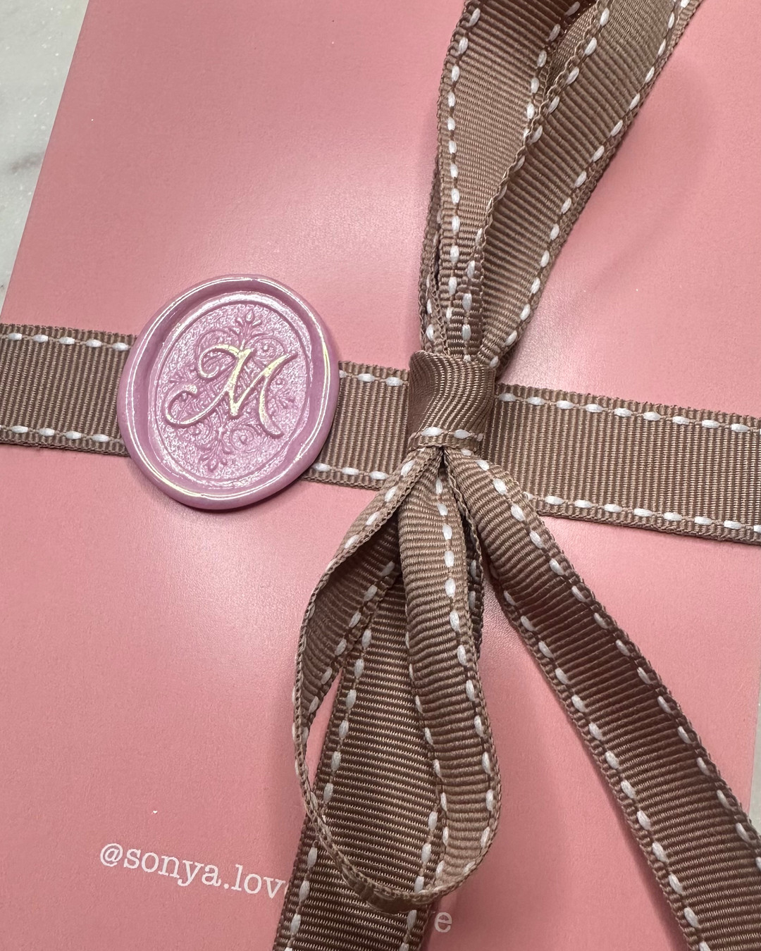 🎨 Elevate your gifts and invitations with our A to Z cursive wax seals! Available in a rainbow of colors, these seals are the perfect personal touch. 💌✨ Which letter will you choose? Comment below! 👇 #WaxSeals #PersonalizeYourGift #CreativeTouch