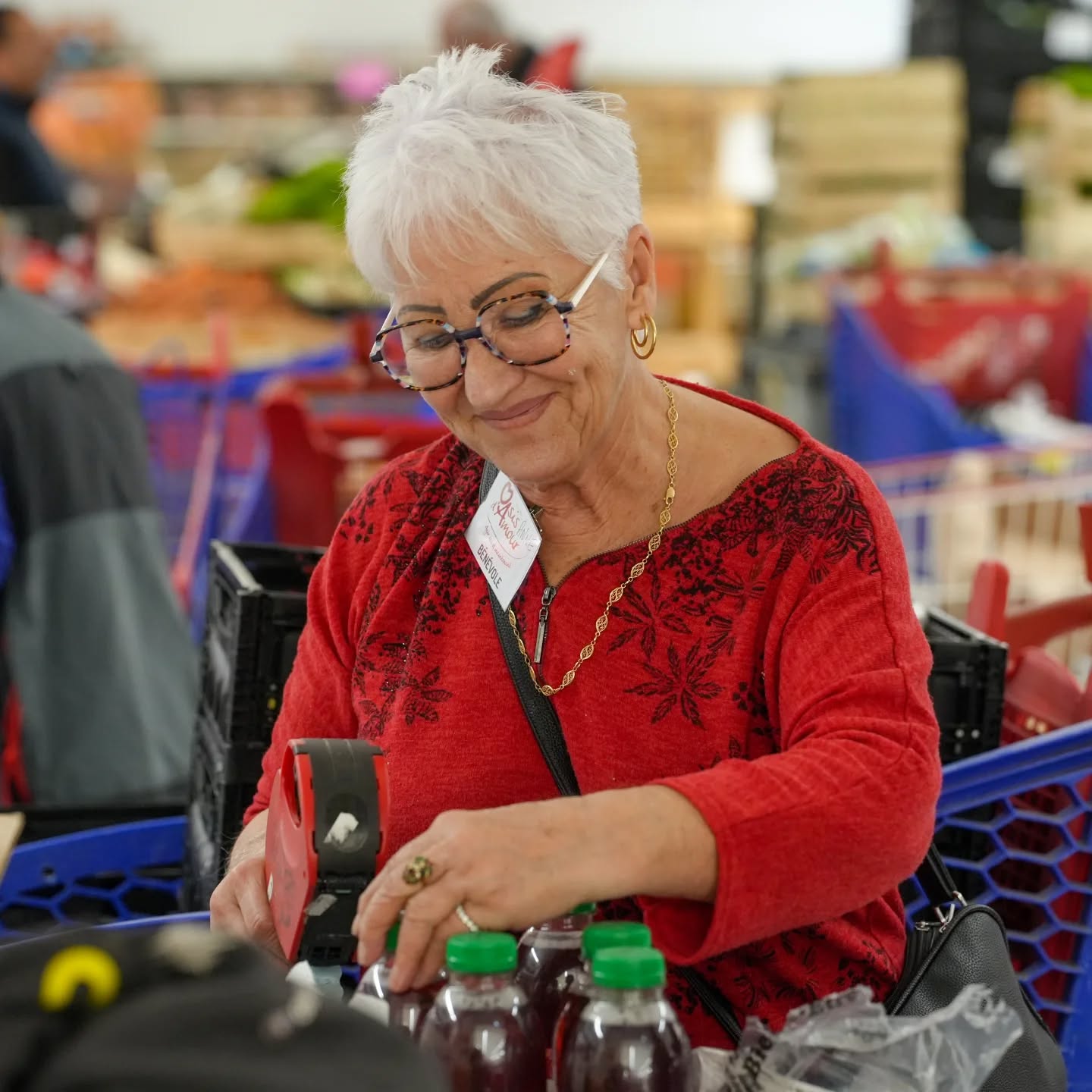 Nouvelle annĂ©e, mĂȘme engagement, mĂȘme Ă©nergie⊠et encore plus de solidaritĂ© en 2026.
En 2025, rien nâaurait Ă©tĂ© possible sans celles et ceux qui trient, accueillent, portent, Ă©coutent, rangent⊠merci Ă tous nos bĂ©nĂ©voles et Ă toute notre Ă©quipe salariĂ©e.
â
DerriĂšre chaque chariot, chaque rendez-vous, chaque sourire en caisse, il y a des personnes bien rĂ©elles qui donnent de leur temps et de leur Ă©nergie. Merci du fond du cĆur.
Ici, chaque bénévole change concrÚtement le quotidien des familles.
â
En 2026, on continue : consolider nos projets, accueillir encore plus de familles, renforcer nos épiceries sociales et solidaires.
â
Pour y arriver, on a besoin de vous :
â En devenant bĂ©nĂ©vole (quelques heures par semaine ou ponctuellement)
â En faisant un don pour soutenir nos actions toute lâannĂ©e
â
Pour le bénévolat : message privé, mail à benevolat@oasis-damour.com ou 06 86 04 00 03.
Pour faire un don : https://www.helloasso.com/associations/oasis-d-amour-internationale/formulaires/1
#nouvelleannée #lyon #VaulxEnVelin #villeurbanne #macon