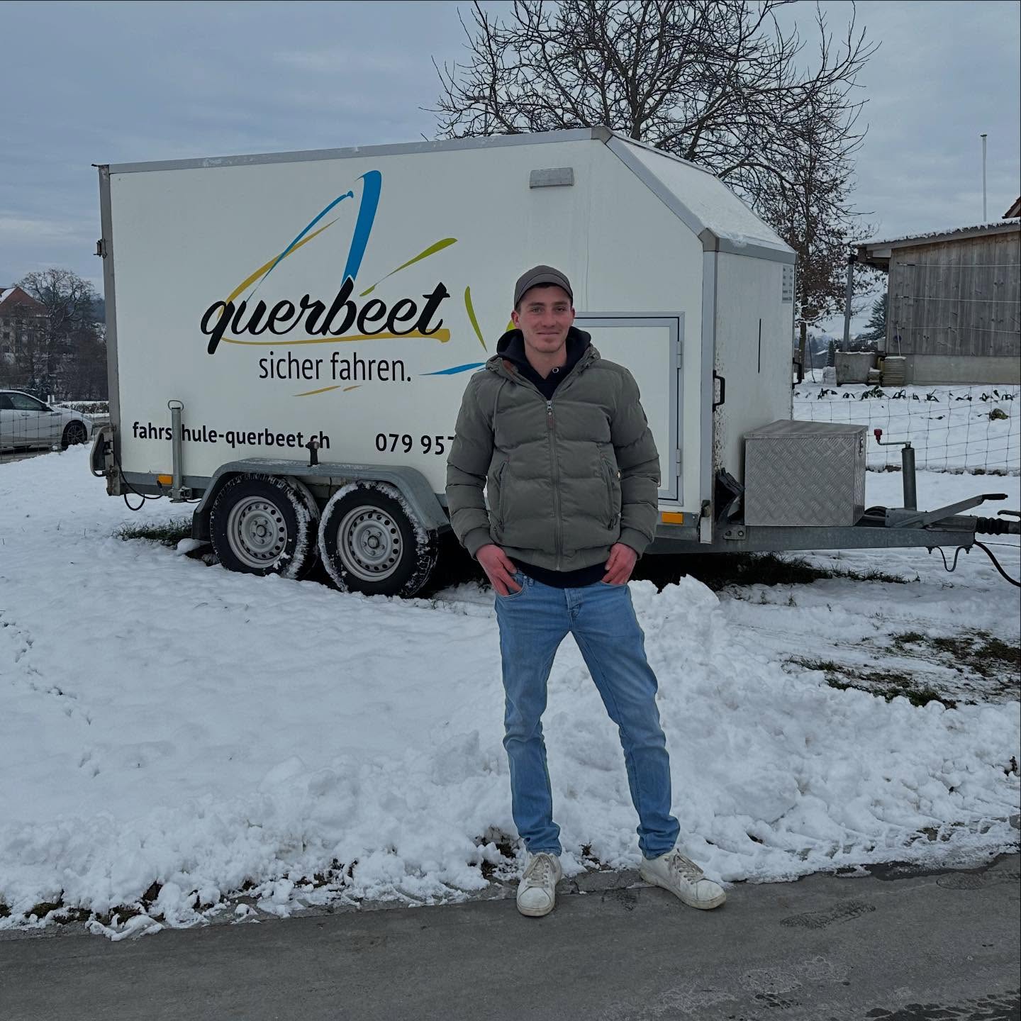 Gratulation @huwiler_adrian zur bestandenen Anhängerprüfung. 🎉🤩
Da haben wir uns ein tolles Wetter ausgesucht.. 🙈🥶
Du hast das super gemacht und dieser eisigen Kälte getrotzt! 👏🏼💪🏼💪🏼
Allzeit gute und unfallfreie Fahrt. 🍀🚗🏁
#anhängerausbildung #profisamwerk #prüfung #bestanden #happy