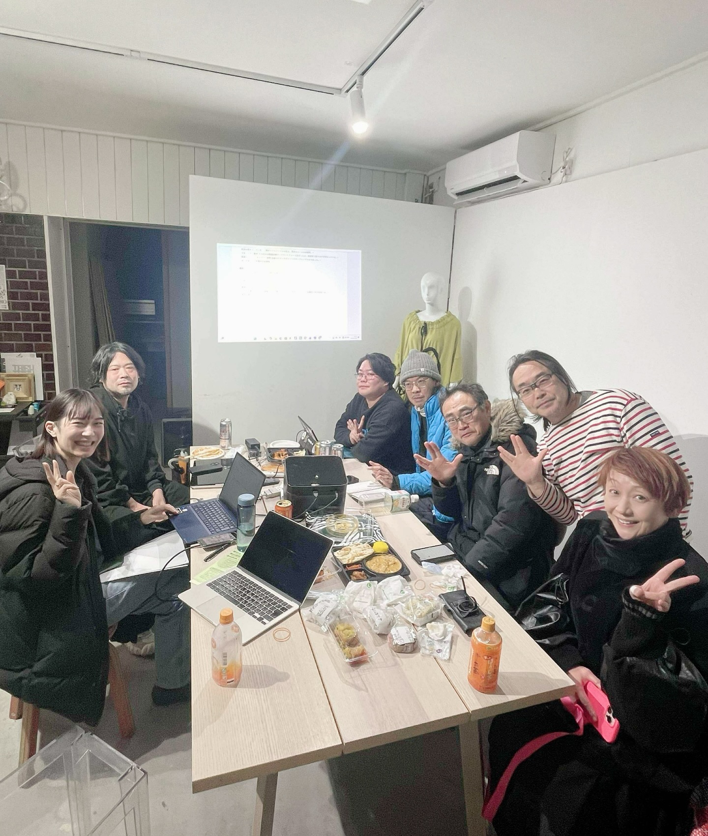 今年お初の南端東京・実行委員会。今年もさらにパワーアップして動き出します!
どうぞお楽しみに♡♡♡
年明け最初は、大田区オープンアトリエの発起人である 市川平・中島崇と、河合政之、三作家によるコラボレーションを軸とした展覧会がスタート。
1月17日〜3月20日まで、東京・大田区湾岸にあるアートファクトリー城南島の巨大空間を舞台に展開される、大掛かりなアートプロジェクトです。
1月17日オープニングと3月20日クロージングには、トーク&ライヴ・パフォーマンスも開催予定。
詳細は下記リンクをご覧のうえ、ぜひ足をお運びくださいませ。
First NANTAN Tokyo executive committee meeting of the year —
we’re powering up even more in 2026. Stay tuned ♡
To start the year, an exhibition centered on a collaboration by three artists —
Kawahira, Nakajima Takashi, and Kawai Masayuki, founders of the Ota Open Atelier.
From January 17 to March 20, the exhibition takes over the vast space of
Art Factory Jonanjima, located on the Tokyo Ota waterfront.
Talk sessions and live performances will be held at both the opening and closing.
Please check the link below for details and come experience it in person.
#南端東京
#NANTANTokyo
#大田区オープンアトリエ
#アートファクトリー城南島
#現代アート