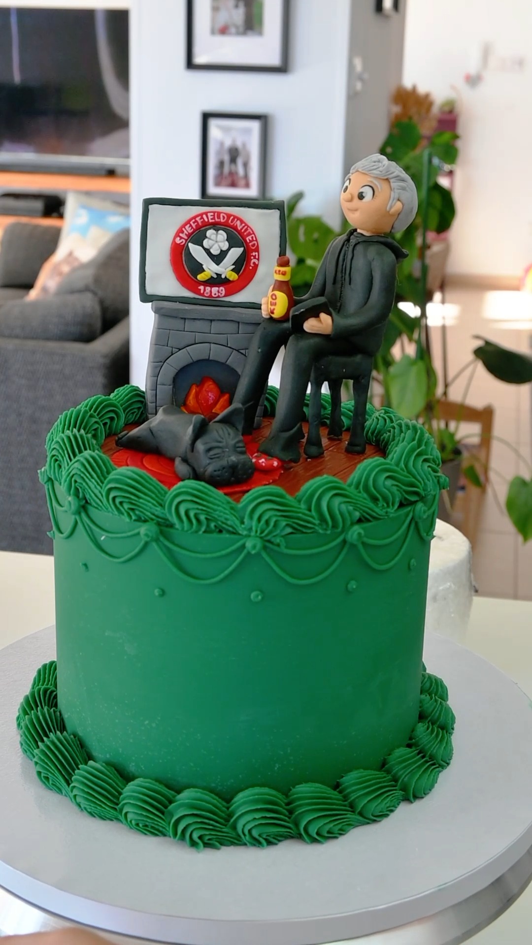 Vintage piping, emerald tones and one very specific brief.
Beer. Fireplace. Football. French bulldog.
Honestly, an elite combination.
#FullFatBaking #VintageCake #CustomCakeDesign #EdibleArt #PaphosCakes