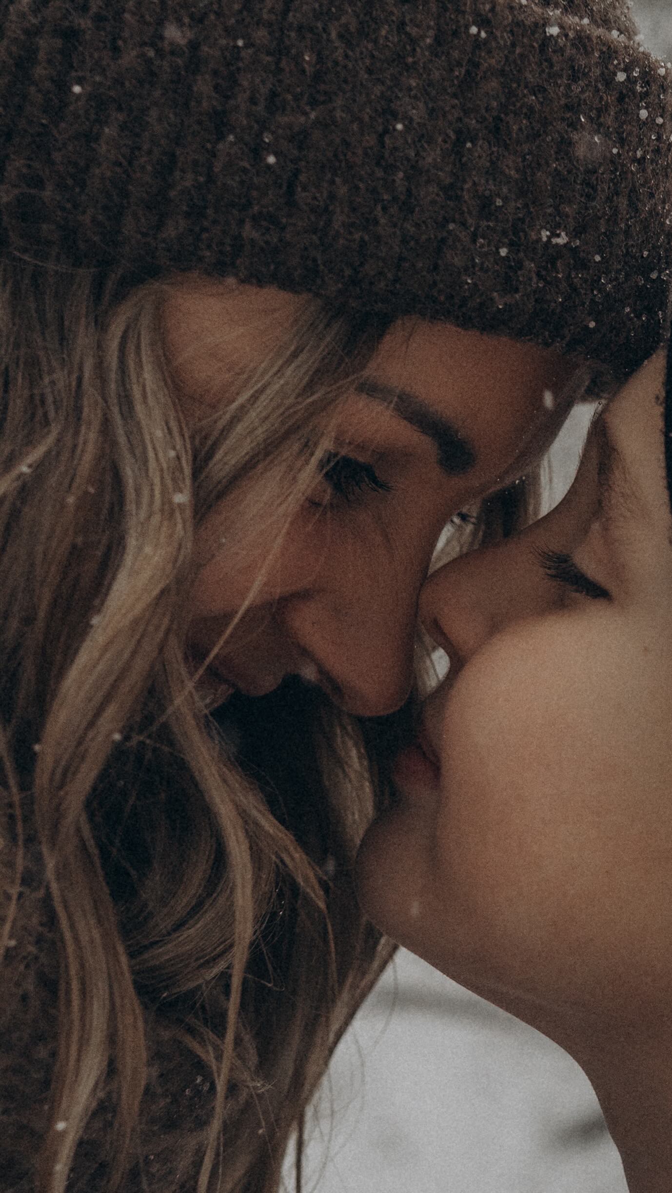 Mutterschaft ist Nähe.
Verbindung.
Dieses leise Wissen,
dass diese Zeit einmal vorbeigeht.
Ich fotografiere Mütter so, wie sie sind –
aus meiner Intuition heraus,
in tiefer Verbundenheit mit dem, was zwischen euch ist.
🤍 verbunden mit ihrem Kind
🤍 echt statt perfekt
🤍 voller Liebe, Nähe und Gefühl
Nicht posiert.
Nicht geschniegelt.
Sondern du – in deiner Wahrheit als Mama.
Mit dem tiefen Wunsch,
dass du beim Betrachten deiner Bilder
die Verbindung zu deinem Kind spürst.
Und die Liebe, die euch trägt.
Für Mütter,
die Erinnerungen wollen,
die man fühlt.
Ich fotografiere aus meiner Intuition heraus, aus Verbundenheit mit dem tiefen Wunsch das auch du deine Verbindung spürst.
SEO | Mutterschaft, Motherhood Photo Shoot, Mama Kind Bilder, Mama Kind Shooting, Mama Sohn, Mum and son, Bilder mit Kindern