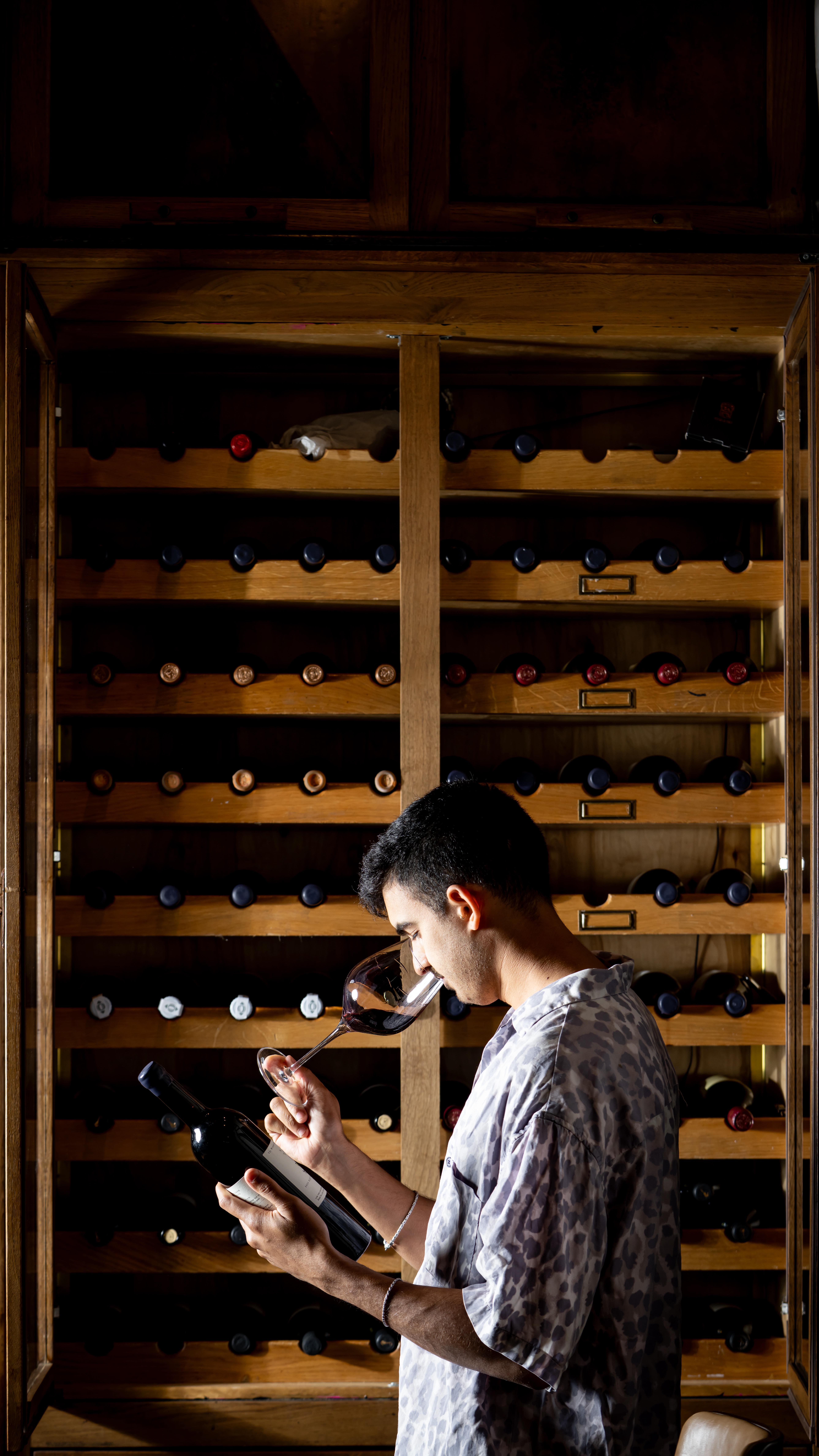 אופיר אוסקר, הסומלייה של תריסר, בוחר לשתף אתכם בשני היינות האהובים עליו מתפריט היין שלנו.
מדף היינות שלנו מוקדש כולו ליינות מקומיים בלבד, של יקבים קטנים וגדולים, כאלה שמספרים סיפור של אדמה, זמן ומקום.
כמו במטבח של תריסר, גם ביין הגיבור הוא חומר הגלם. הטעם והניחוח.