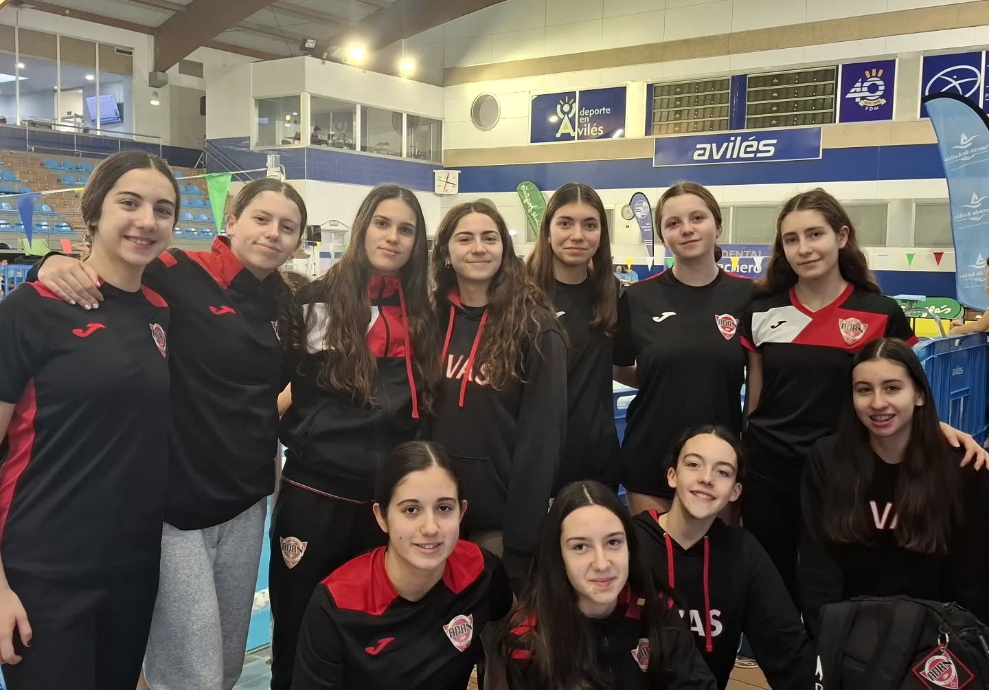 Trofeo la magdalena (aviles) ..el pasado fin de semana 3 y 4 enero comenzamos el año con este maravilloso trofeo donde nuestras nadadoras infantiles junior y mayores participaron
Destacando el 3er puesto de Andrea serrano en categoría 18 años y las medallas de los relevos
4x50 infantil femenino = bronce y el relevo 4x50 libre junior y mayores =plata y el bronce en el 4x50 estilos
Muchas gracias a @clubnatacionaviles por la invitación