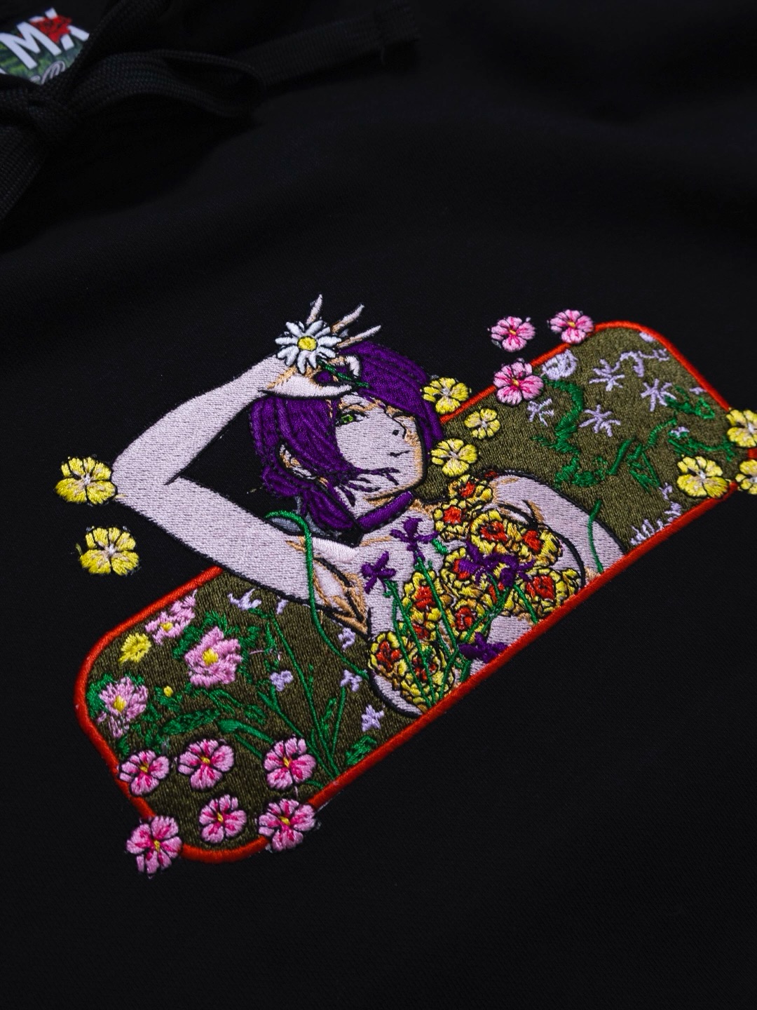 Reze Chainsawman Movie - Hoodie Premium
Caminando bajo la lluvia, esperando el estallido. 🌸💣
Reze no es solo un recuerdo del arco de la película; es el aroma a pólvora y flores que se queda cuando todo termina. Bordamos este diseño pensando en la dualidad de lo que amamos y lo que nos destruye.
Pieza de alta densidad por KITA MX. No es solo ropa, es el cuadro que no puedes dejar de mirar.
www.kita.com.mx
#KitaMX #ChainsawMan #Reze #BombGirl #makimaislistening