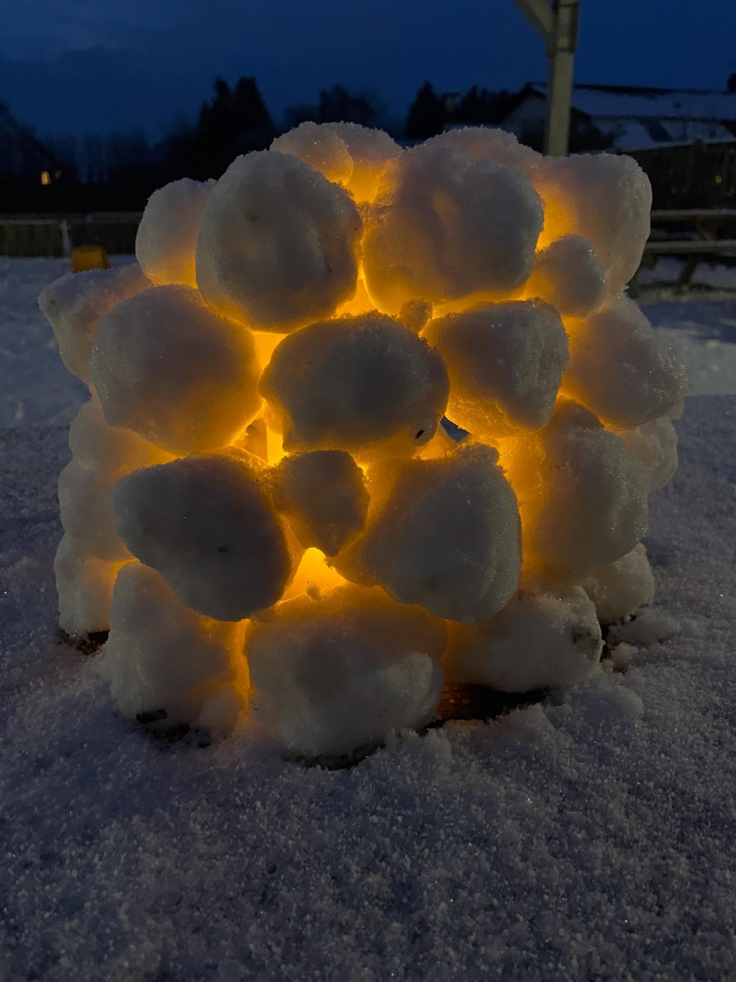 Værkstedsfaget i 0.-3. klasse blev flyttet ud i sneen i går ⛄️ Der blev leget med sne og dannet mange smukke ansigt skulpture og islygter ❄️❄️❄️