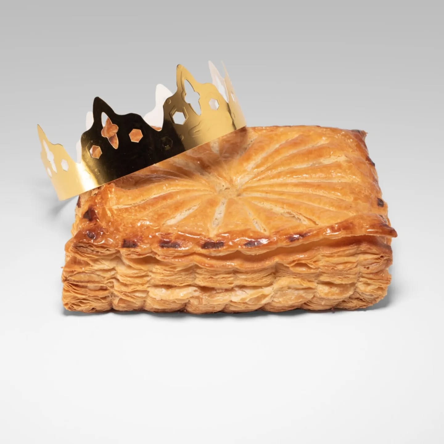 On sera de retour ce mardi 6/01 dès 11h ! Comme chaque année, on vous propose la galette des rois de Tom de @kiekebich sur notre webshop. Disponible ce vendredi et samedi. Mais vous pouvez aussi la commander directement via le site de Kiekebich et vous faire livrer ce mardi chez Molleke. Bien entendu, on vous proposera plein d"autres créations de Tom ce mardi comme tous les mardis. Baguettes, pain complet, couques, etc.
On s'égare... pour revenir sur le sujet de la galette des rois... On vous la propose aussi en part individuelle sur place tous les jours de cette semaine ! 5 rois ou reines en devenir grâce à Molleke ! Sur place, vous pourrez goûter en alternance la galette des rois de Kiekebich et celle de Remy de la @maisonbarat .
Bises,
Les Mollekes