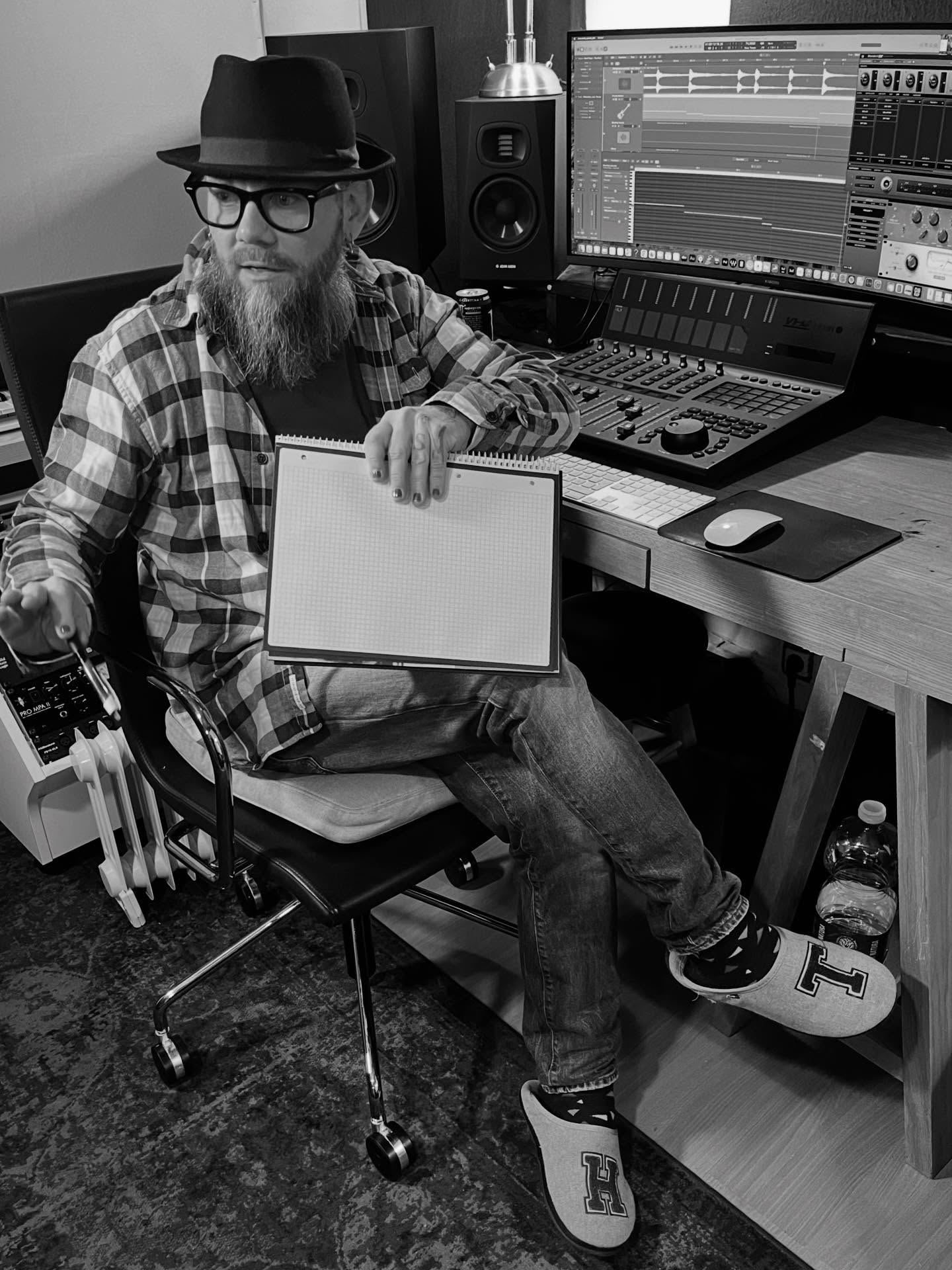 On erittäin kivaa tehdä tätä tuotantoa @pastorimaatta kanssa. Meinaa @finnradionet tekee tästä tuotannosta seurantaa ja julkaisee joka päivä artikkelin miten tuotanto edistyy. Laitan linkin stooriin niin käy lukaisemassa tai sitten vaan Finnradio.live
#musiikkituotanto #musiikkituottajat #musicproducer #musicstudio