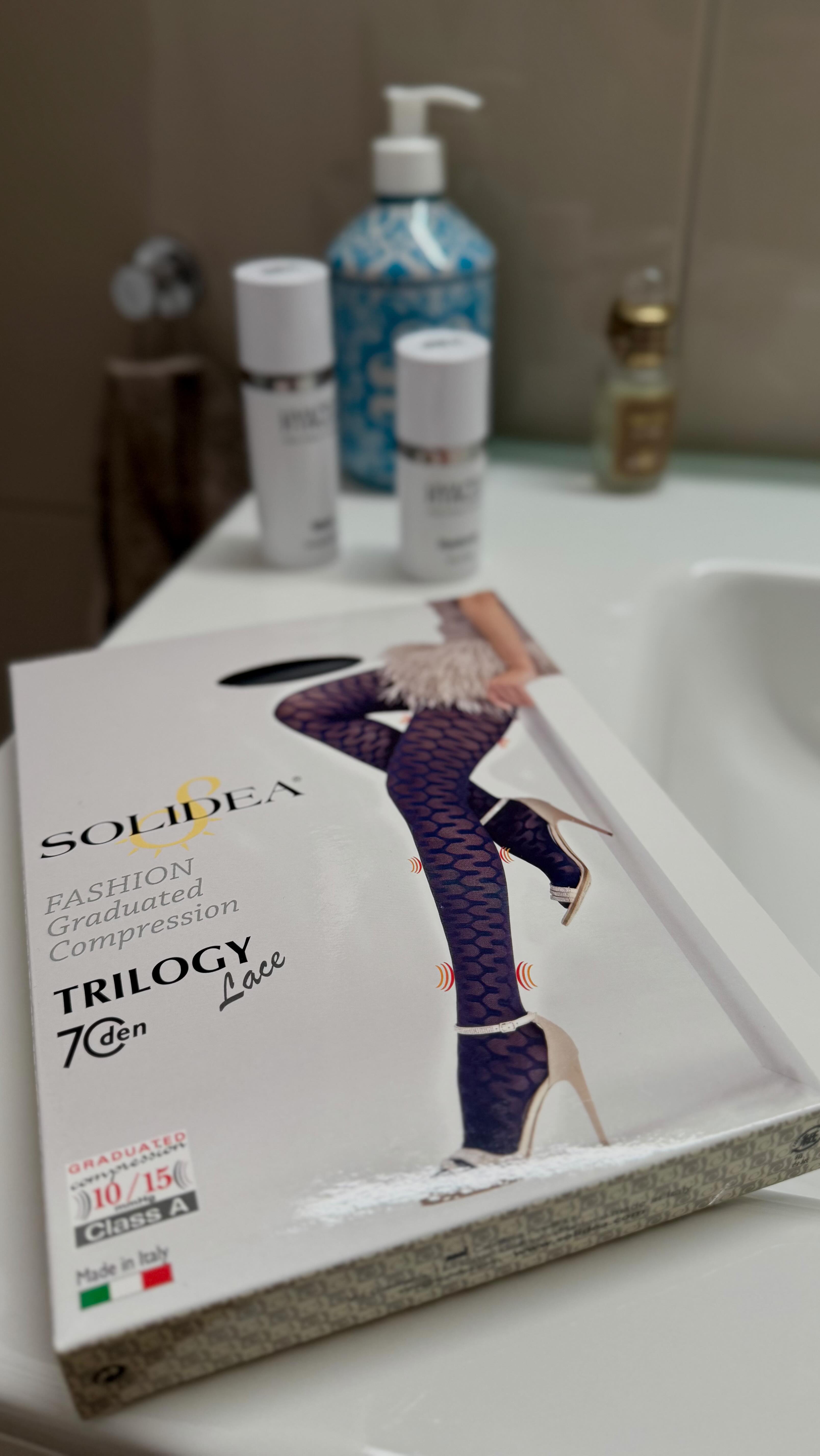 How do you like Solidea Trilogy Lace?
70 den tight with a 10/15 mmHg graduated compression and an original, vertical wave pattern.
Available in blu navy and nero 💙🖤
made in Italy with top quality OEKO-TEX certified materials