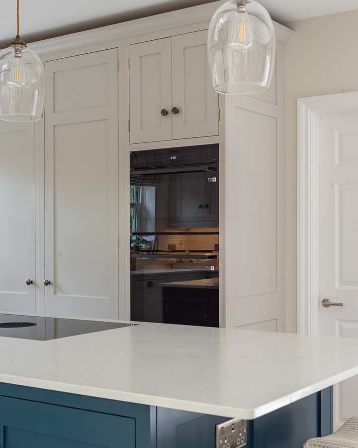 The premium @samsunguk appliances sit comfortably within the hand-shaker cabinetry, supporting modern routines while allowing the design to remain understated and composed.
#BespokeDesign #KitchenInspo #InteriorDesign #ModernLiving