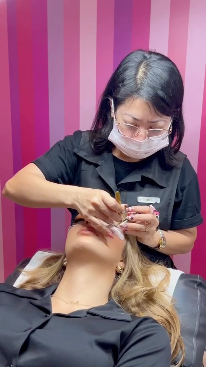 Effortless lashes, everywhere 🤍
Our classic lashes are perfect for everyday glam soft, flattering, and always polished. Whether it’s your first set or a quick top-up, we’ve got you covered across the city ✨
✨ Classic Lashes — 249 AED
✨ Refill — 149 AED
📍 Available at 12 locations across Dubai
Prices subject to 5% VAT
Book your nearest branch and step out already done 💫
#TheSalonDubai #ClassicLashes #DubaiBeauty #EverydayGlam #EffortlessLuxury