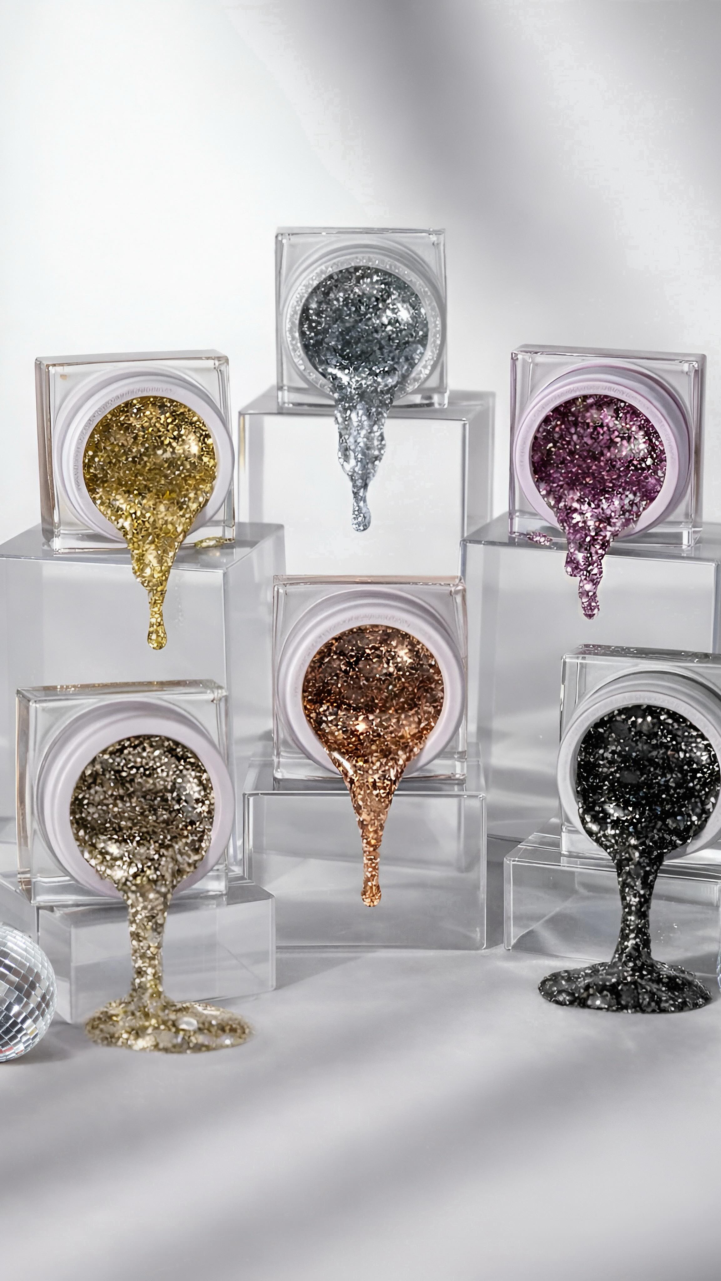 Laissez-vous envouter par la collection 𝘿𝙄𝙎𝘾𝙊 𝙂𝙡𝙞𝙢𝙢𝙚𝙧 ! Des gels finement pailletés holographiques, semblables à de micro-diamants ✨
Ils sont idéaux pour créer toutes vos envies, notamment pour vos nail arts les plus exigents, que ce soit appliqué sur l'ongle entier, au liner pour des nail arts précis ou en french, ils se suffisent à eux-mêmes !
6 références de paillettes en gel holographiques à texture moyenne, que vous pourrez utiliser en incrustation, en nail art ou encore en ongle entier.
🛍️ Retrouvez-les dès à présent sur notre shop en ligne !