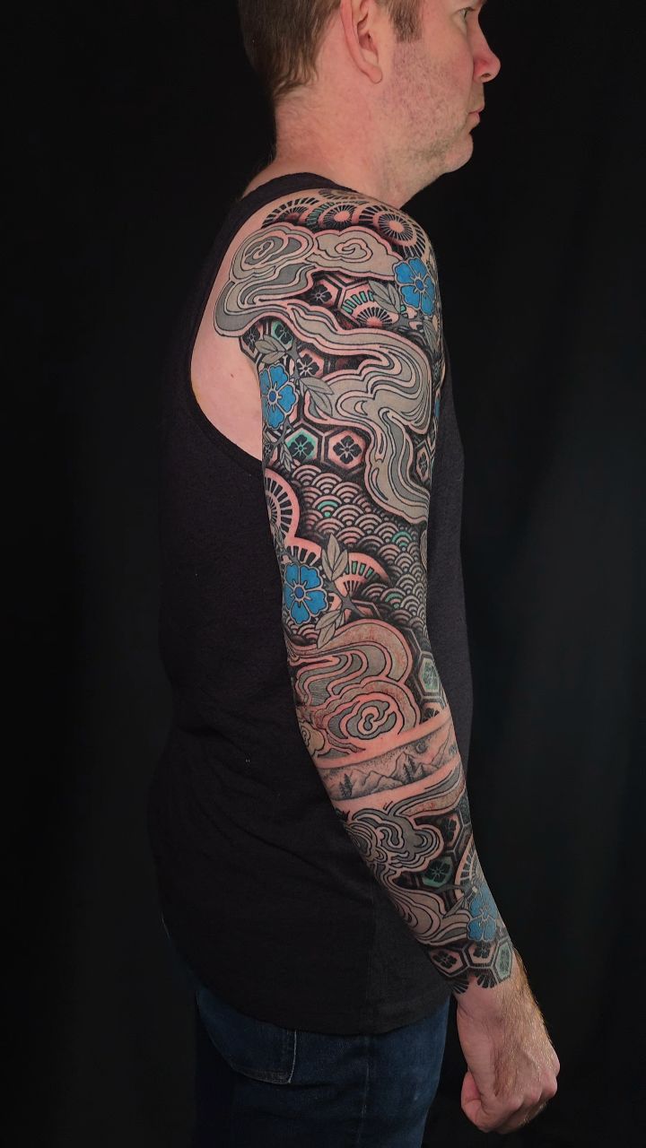 Finally completed this Japanese kimono patterns themed arm sleeve tattoo. This piece features clouds, sakura flowers and various geometric patterns.
The forearm arm band is NOT my work and was already there before.
Drop shadows are fresh together with a small section of light gray on the elbow. Everything else is healed.
It was fun to add some colors here and there.
Japanese geometric patterns tattoo Oakland California bay area
Done at Future Ink @futureink.co
#japanesetattoo #japanesepatterns #bayareatattoo #geometrictattoo #californiatattoo