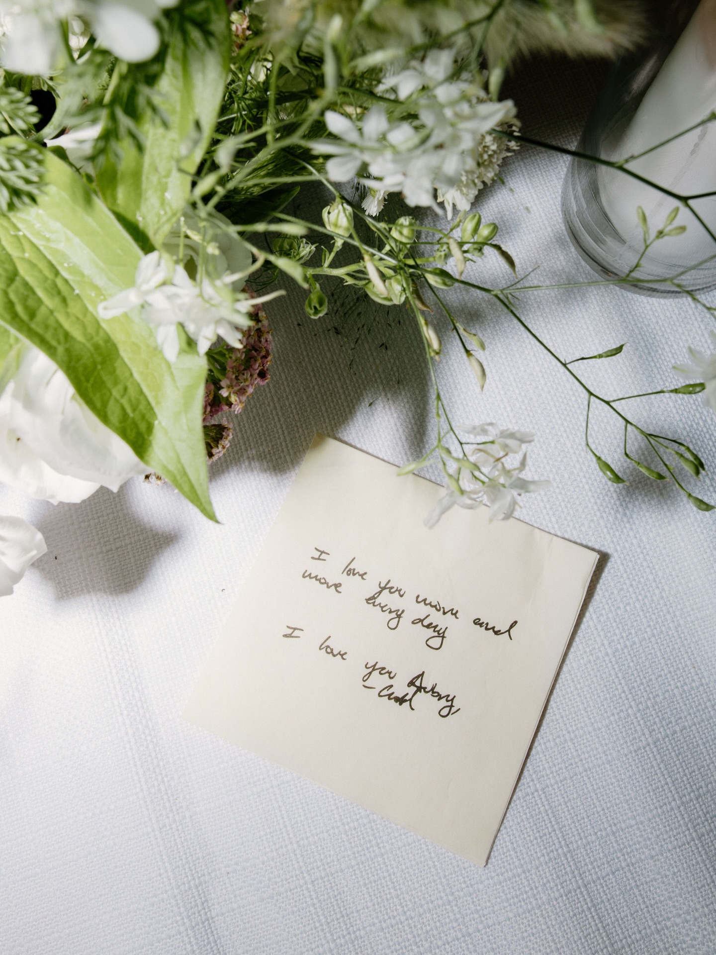 Just a reminder to write love notes โค๏ธ
Handwritten notes as cocktail napkins is our favorite detail.
๐: @gemweddingsvail
๐ธ: @peytonrbyford
๐: @anthia_design