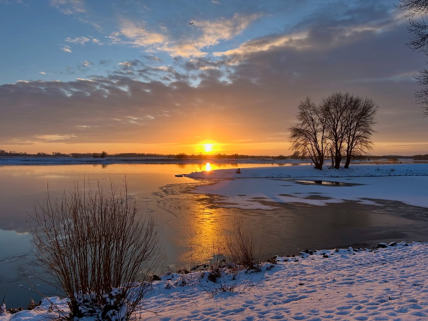 Die goldene Seite des gestrigen Sonnenuntergangs… es war so schön! 😍😍
.
.
#beautifulsunset🌅 #winterscenery❄️ #prignitz #ohwieschönistbrandenburg #wittenberge
