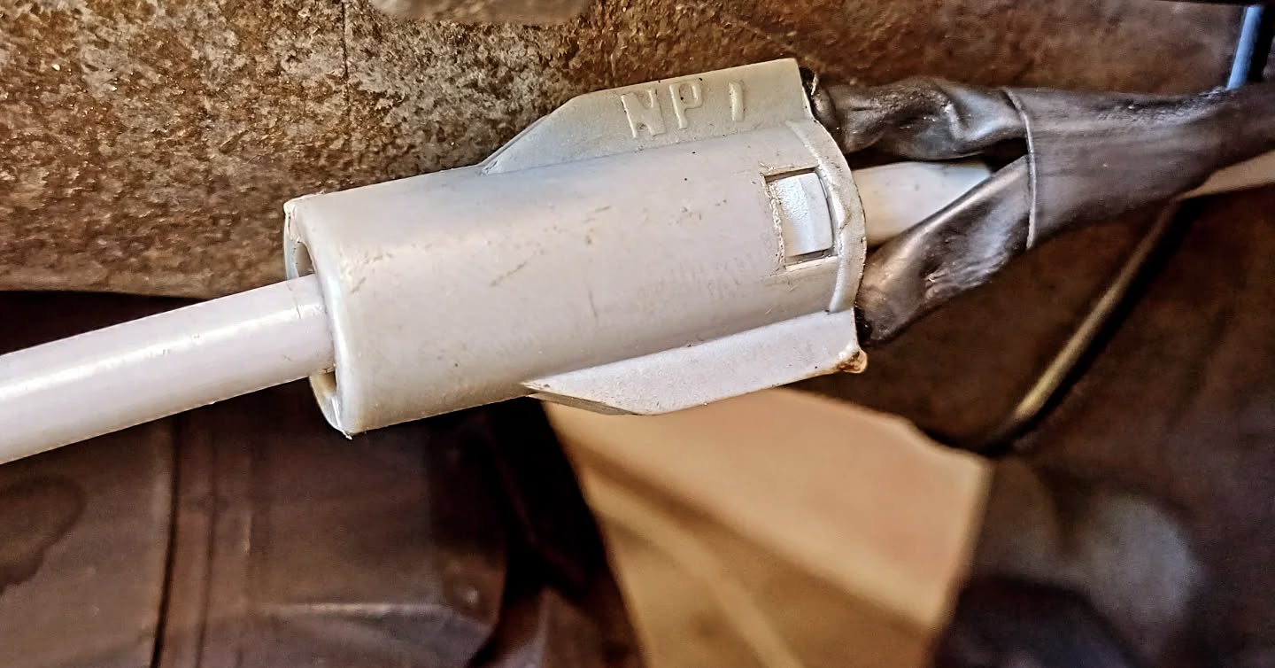 Vespa Resurrection by GN Classics
No rear brake switch on early Vespa or Wideframes?
Here is a discreet in-line solution using Cosa/PX front brake inline sliding switch.