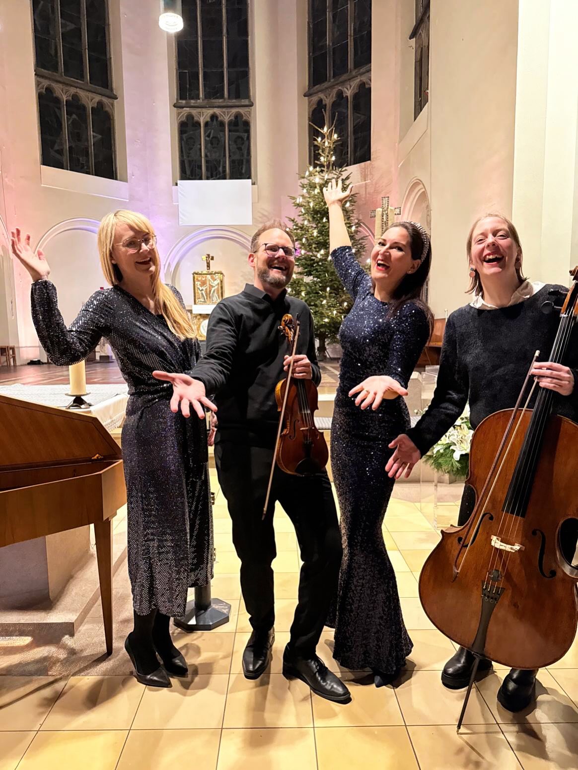 am 31.12., kurz vor Silvester ✨
Ein wunderbares Konzert In der St. Elisabeth Kirche, wo ich immer wieder so gern singe. viel Barockmusik, großartige Menschen und ein echtes musikalisches Feuerwerk.
Und meine Mutter war auch da 🥰
Es war mir eine große Freude, mit Roland Stuers, Meghan Behiel und der wunderbaren Anna Overbeck zu arbeiten.
#operasingersofinstagram #singersofinstagram #barocmusic #newyearseve #annamoog