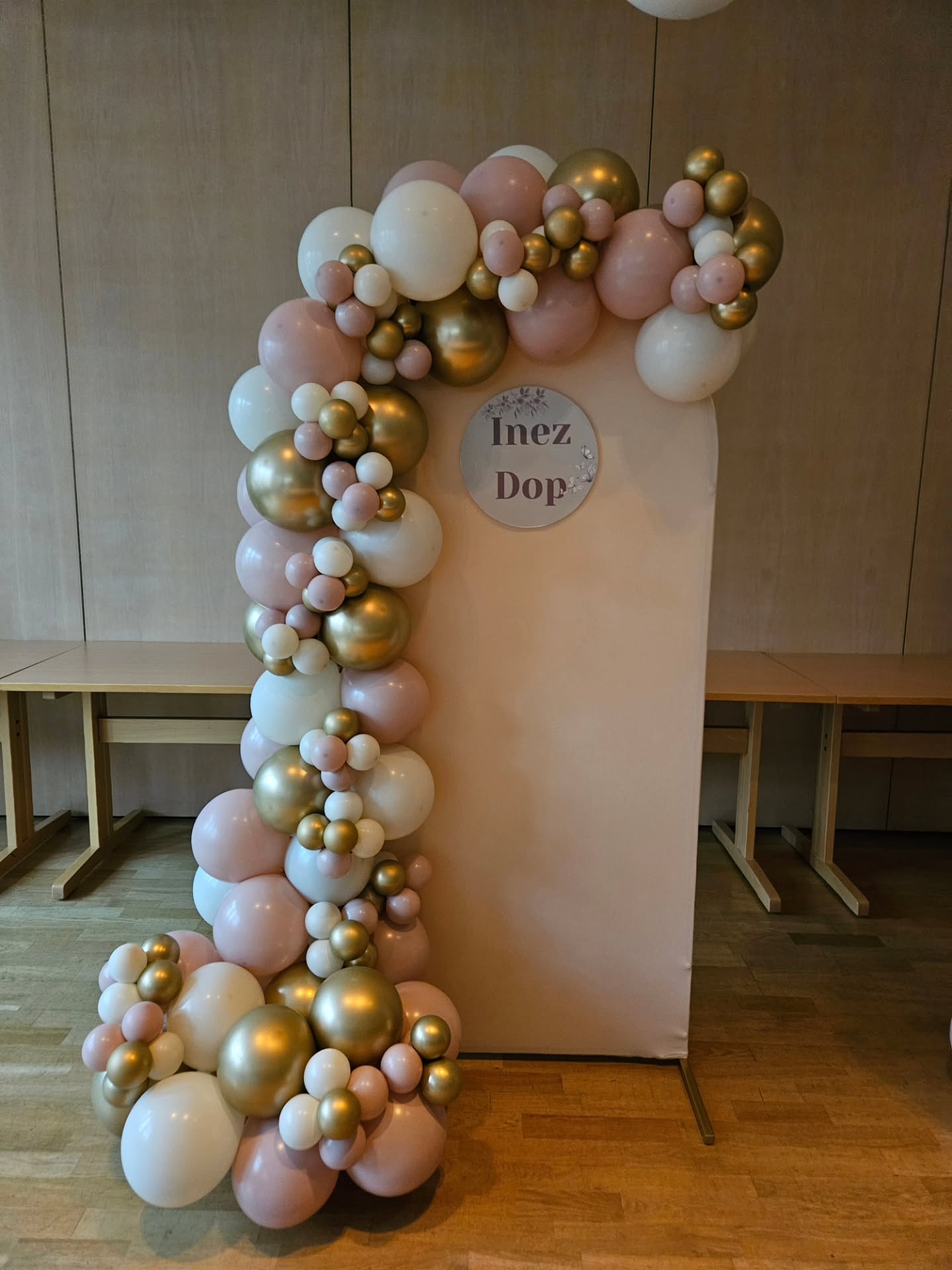 En personlig backdrop som ramar in dopfirandet på ett varmt och minnesvärt sätt ✨️
Denna skapade vi i mitten av december, med en härlig mix av rosa, vitt och guld för att fira det lilla livet.🩷🌸
Planerar ni dop eller annat firande och vill ha hjälp med dekoren? Hör av er till oss på info@creativecelebrations.se ✨️