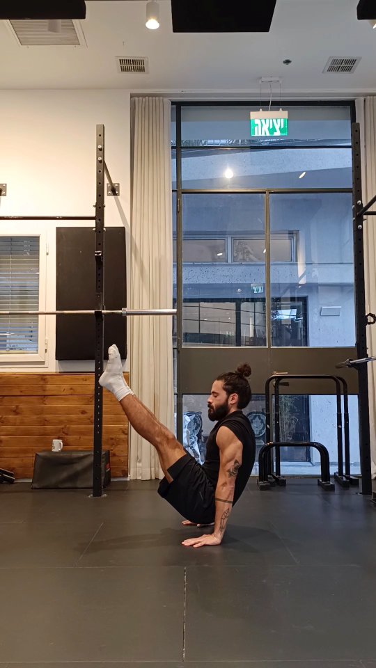 Still aiming to move slow.
#calisthenics #bodyweighttraining #strengthtraining #gymnastics #strength #handstand #handstandpushups #movement #mobility #training