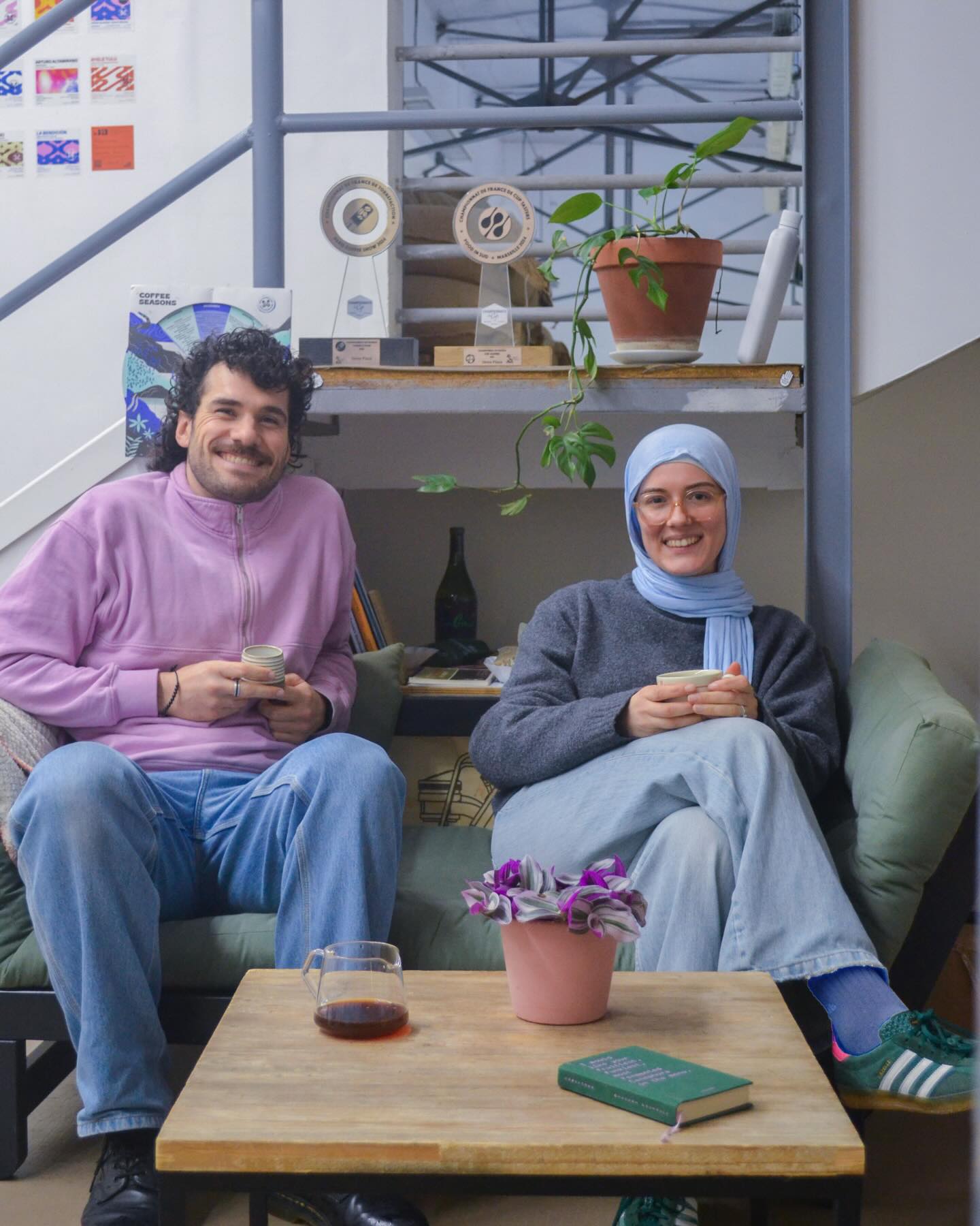 MOJO COFFEE DEVIENT UN VRAI CLUB ! 💙
Cette fin d’année 2025 nous aura vu construire une équipe de choc : Tom et Lauriane.
Lauriane s’occupe des mots, des images, de la communication. Tom est notre nouvel assistant torréfacteur et formateur.
Deux profils et sensibilités différentes pour aider MOJO à grandir, enrichie de nouveaux regards et expériences.
En attendant que vous les croisiez au détour d’un comptoir ou autour d’un espresso, nous vous souhaitons une très bonne année 2026. 🌟
On revient vite avec des nouveaux cafés ☕️