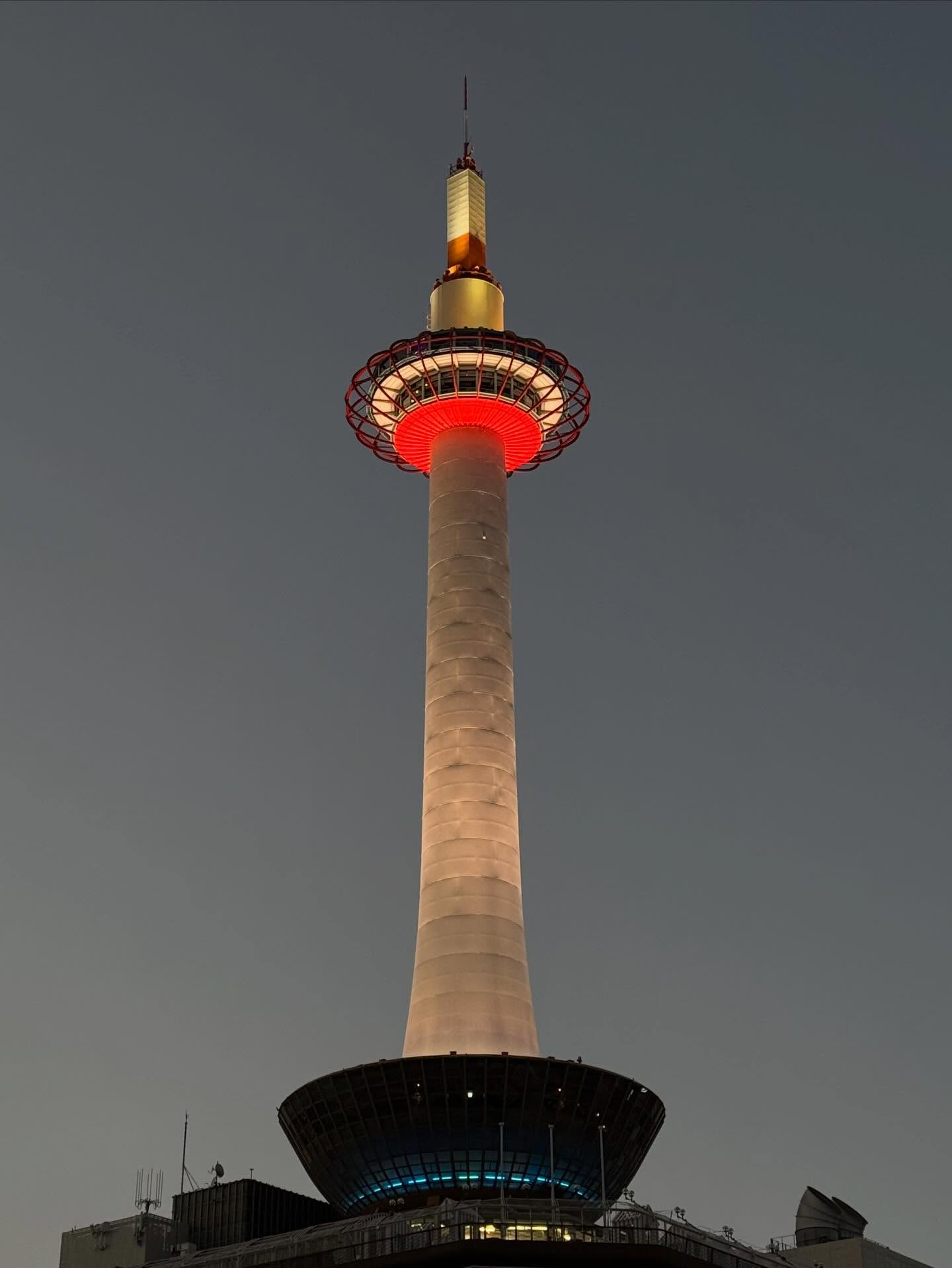Happy New Year 2026!
新春の初出張は京都でした。
京都タワーがこんなにも美しいと感じたのは初めてでした。
48歳、馬車馬のように駆け抜けて行きたいと思います。
本年も宜しくお願い致します。