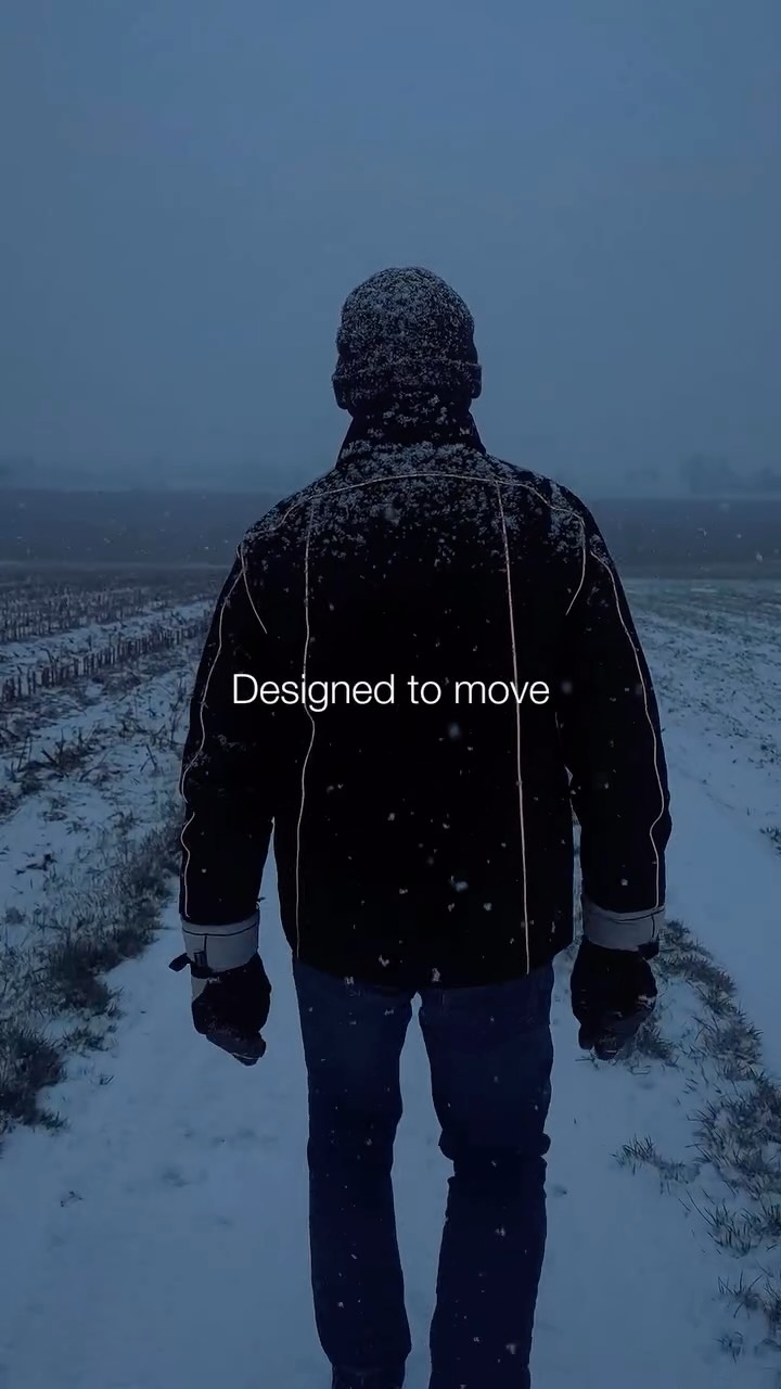 Onze collectie is gemaakt voor dagen zoals deze.
Sneeuw, wind en lage winterlucht.
De regenjas blokt de sneeuw en wind, de reflectie doet de rest.
Move smart. Dress smart.
#reflectyourstyle #reflective #kwinkslag #streetwear #regenjas