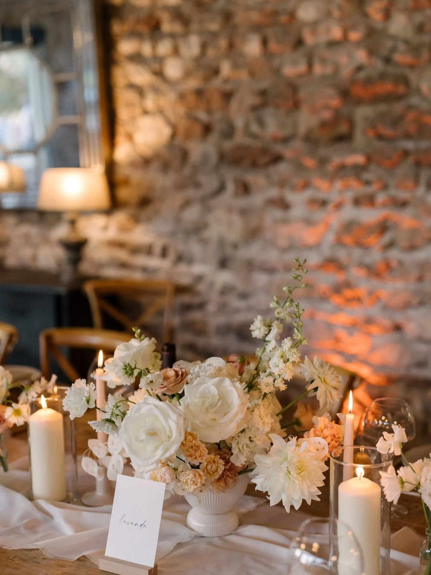 🤎 G & V 🤎
02.08.2025
Quand les fleurs et la lumière se rencontrent ✨️
Team:
@lesdomainesdepatras
@neupap_photography
@caravanepalace_events
@maison_nans
@melaine.bois.fleuri
#fleuristeevenementiel #fleursmariage #mariageenprovence #weddingprovence #weddingtable