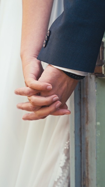 2025 vient de s’achever, tout comme cette saison des mariages. Une nouvelle commence… mais avant de me projeter, j’avais envie de prendre le temps de mesurer ce que cette année m’a apporté.
J’ai eu la chance d’accompagner de nombreux couples, de vivre des journées intenses, remplies d’émotions vraies, de regards partagés, de rires et parfois de larmes. Merci à chacun d’entre vous pour la confiance que vous m’avez accordée. Me laisser une place dans votre mariage, dans votre histoire, n’a rien d’anodin. 🙏🏼
Merci à @manonlabrune @math_dsch @opheliedg @guillaume.carpentier.965 @virginie.hutin.7 @vivre_de_petits_bonheurs @gaillardantoine @claire__gms @pierrotfishing @julietals_ @clement_decoin @amandine_million @pelletierfr59 @jean.tirot @chaguizmo
Cette saison m’a aussi fait évoluer. J’ai appris à être plus attentif, plus précis, à affirmer davantage mon regard et mon approche. Chaque mariage m’a permis de progresser, de repousser mes limites et de continuer à raconter vos histoires avec sincérité et exigence.
Je referme 2025 avec beaucoup de gratitude, et l’envie intacte de continuer à créer des images fortes, justes et durables. Une nouvelle saison s’ouvre… et j’ai hâte de la vivre. ✨
#mariage #wedding #weddinginspiration #recap2025