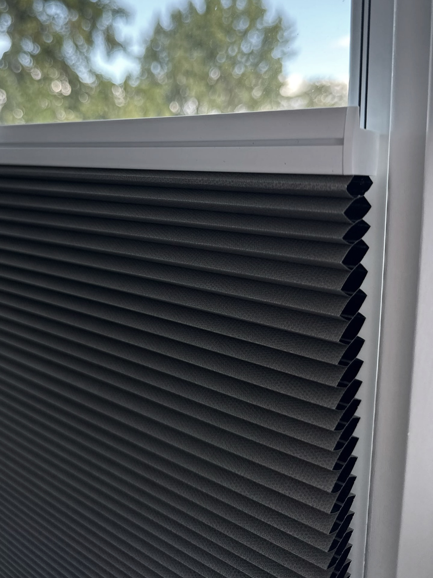 Dupli’s zijn een mooie combinatie van comfort en uitstraling. Ze filteren het licht op een zachte manier en zorgen tegelijk voor privacy. Bij deze klant zijn ze zorgvuldig op maat geplaatst, met een rustig en sfeervol resultaat dat perfect past bij de ruimte 🙌