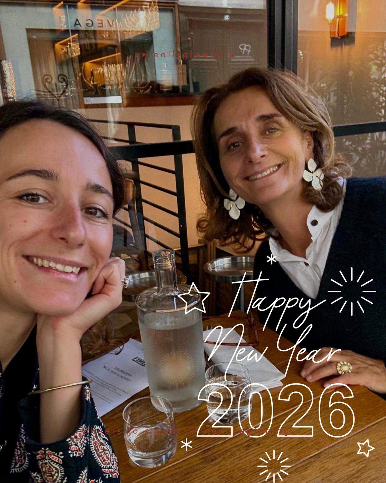 En ce début d’année, nous voulions prendre un moment pour vous souhaiter de beaux projets, de l’inspiration et des moments doux pour 2026 ✨🌿
Nous souhaitions aussi en profiter pour vous dire merci 🤍 Merci d’être là, de suivre l’aventure d’Objets des Clos et de partager cette sensibilité pour nos créations, nos objets et nos vêtements qui ont une histoire, une patine, une âme 🕯️
Objets des Clos est né d’une envie de créer et de partager ce qui nous inspire, ce que nous imaginons et ce que nous aimons utiliser pour nous et pour le Domaine des Clos.
Chaque pièce est imaginée, créée et choisie avec soin, pour ce qu’elle raconte ✨
Cette nouvelle année sera, je l’espère, encore remplie de découvertes, de belles trouvailles, de moments suspendus et d’objets qui traversent le temps plutôt que les tendances 🌸⏳
Nous sommes en ce moment même en train de confectionner la Collection 2026 et avons hâte de la partager avec vous 🤍✨
Merci pour votre confiance, votre curiosité et votre engouement 🙏
Nous vous souhaitons une année lumineuse, inspirante et sincère ✨🌿
Très belle année ✨
🌸 Découvrez toute la collection ici : www.objets-des-clos.com