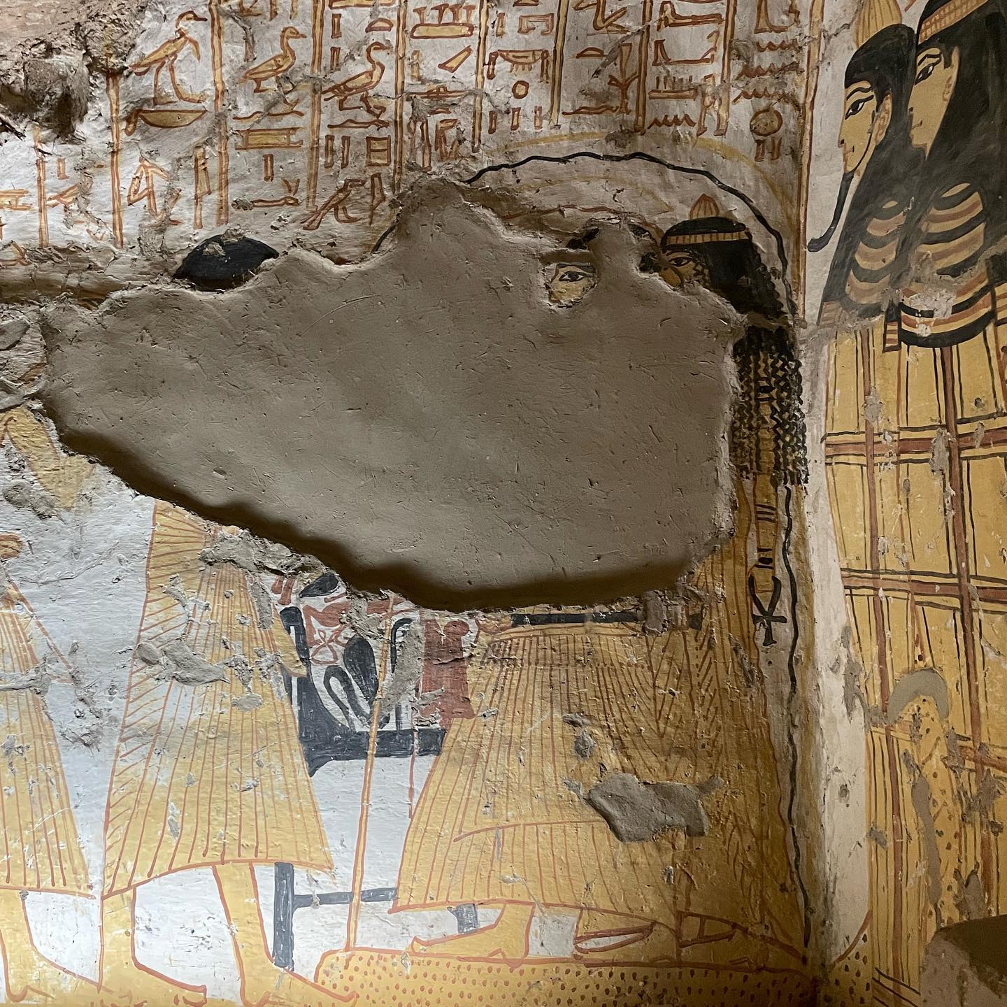 Chasing two-dimensional representations of private statues on tomb walls in Deir el-Medina...