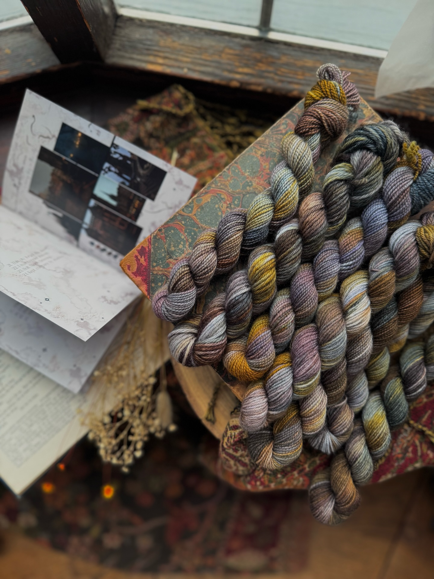 ‘This city forgot the sun’ 🖤🌧️ Day 21
Onto the final moodboard - A rainy day in the city. Swipe to see the inspiration, things are dark and moody but also a lot cooler than before. The last four colourways 🥹
#pigmentandply #thesocietyofquietsolitudes