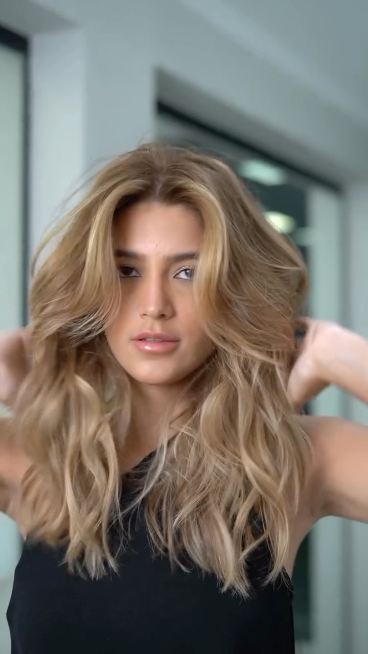 Cor e corte se unindo para uma mudança de visual. ✂️🖌️
A ideia é unir praticidade, entregar movimento e fazer o cabelo brilhar com a nova cor, com um loiro dourado de abertura sutil de fundo, iluminando e dando vida para esse cabelo.
Uma mudança que conversa com a cliente e não apenas com a tendência do momento. Feito para transformar e durar. ✨