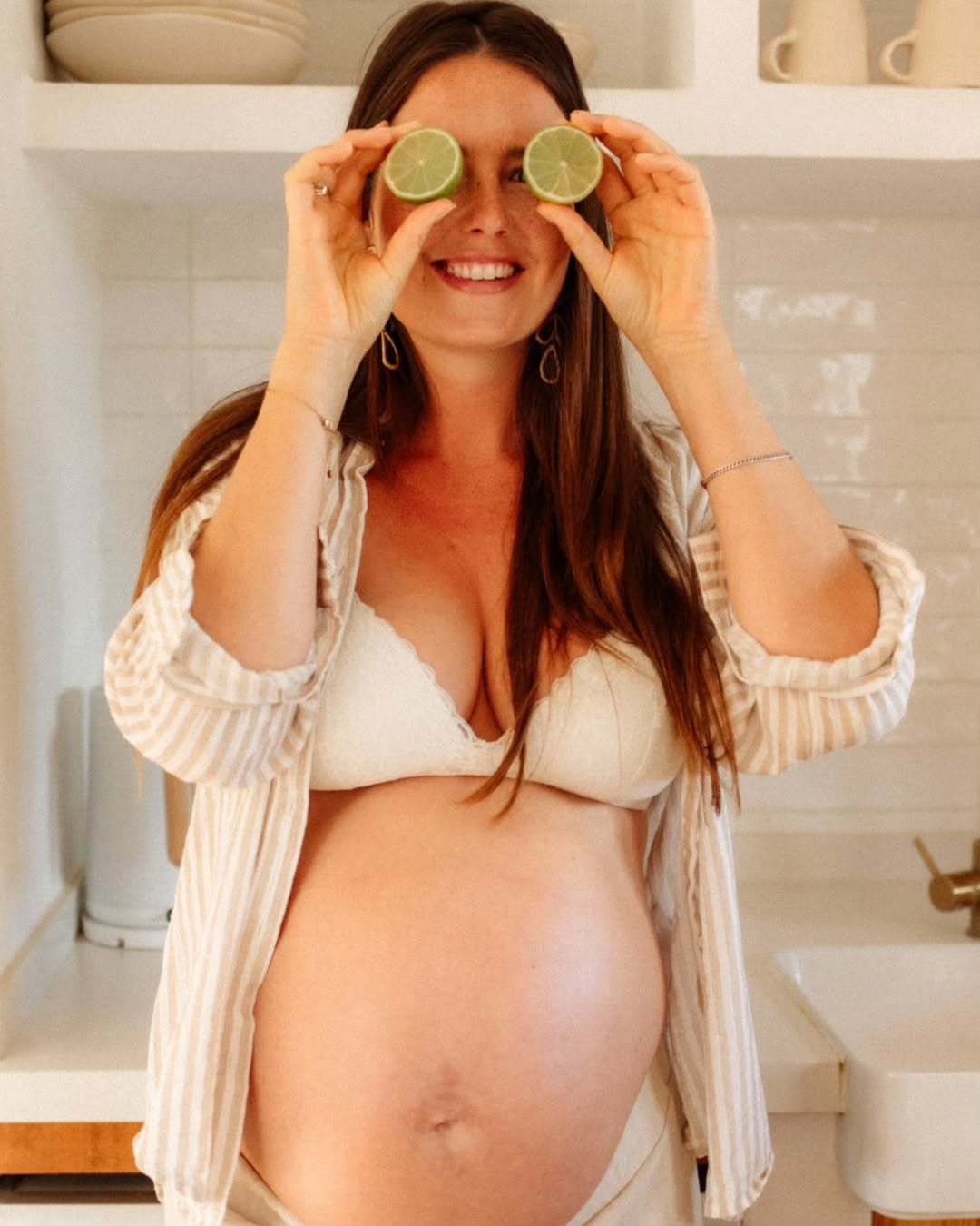 Un desayuno lleno de vitaminas, nada mejor para alimentar ese pequeño ser que crece en ti. Y es que Mandy y Jerry lo tienen claro ya que tienen una cuenta de cocina sana muy molona en instagram 🍊🥝🍌 (@healthforwealth.nl)
Momentos slow en el calor de tu hogar, ahora en invierno no hay nada mejor que pasar un rato agradable e intimo, cocinando, desayunando y recordando los pequeños gestos del cotidiano...
Y a ti, ¿te gustaría tener fotografías con tu familia del día al día?
----------------
A breakfast full of vitamins, nothing better to nourish that little being growing inside you 🍊🥝🍌
.
.
.
.
.
.
.
.
.
.
#annelaurephotography
#fotografialifestyledefamilia
#fotografiadefamília
#fotografialifestyle
#talesofthemoment