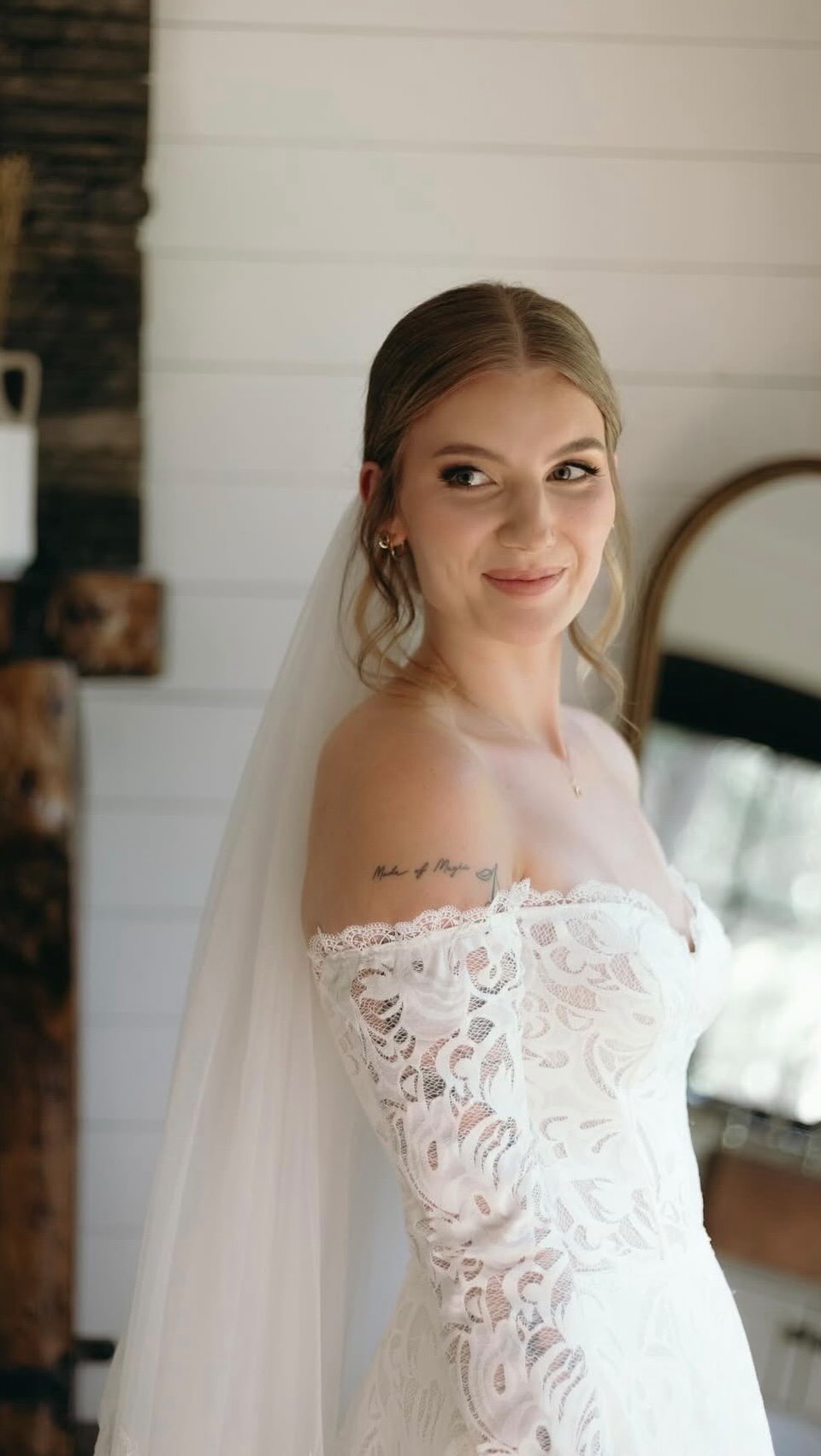 Braedyn’s wedding glam ✨
Huge shout out to my lovely Bride & her amazing fam for being such a great crew to work with! 🤍
Cover photo @borninmudbay
I have limited openings left for 2026! 🤍
Ready to book your dream wedding glam?
📲Click the link in my bio or visit www.mlartistry.ca to inquire
.
.
.
.
.
.
.
.
.
Makeup Artist
Bridal makeup
Wedding makeup
Glowy makeup
Calgary makeup artist
Calgary wedding makeup
Calgary Bridal Makeup
#bridalmakeup #bridalmakeupartist #calgarymakeupartist #calgarymua #yycmua