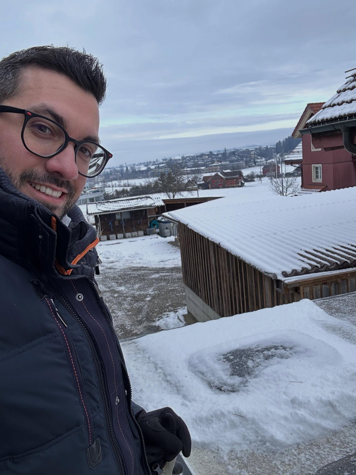 ‼️Ein Wichtiger Punkt bei diesem „schönen“ Wetter‼️
Egal ob geplant oder spontan, egal ob es schnell gehen muss, es ist immer enorm wichtig 🚨 das gesamte Fahrzeug (Anhänger) vom Schnee oder anderen Gefahren frei zu räumen.
Die anderen Verkehrsteilnehmer werden es dir danken. 🙏🏼
Wie gesagt auch wenn es schnell gehen muss, plane Zeit ein um solche wichtigen Dinge verantwortungsvoll umzusetzen. 🙌🏼🍀💪🏼
#organisation #wichtigesache #manpower #notfall #gefahr