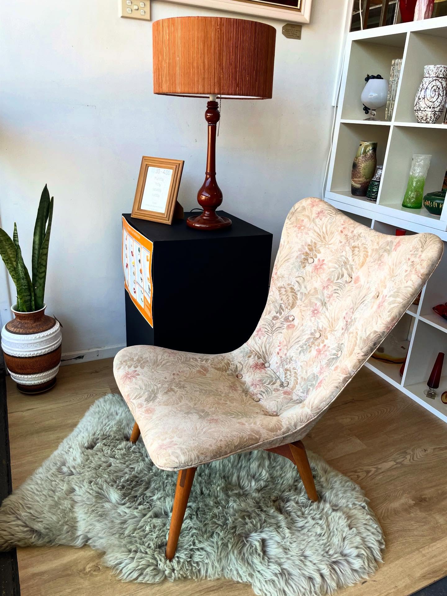 An original contour series Grant Featherston R152 is showing off in our window this week
…
🌙🤩🌙
…
Although not the original covering, this 80’s fabric is still user friendly whilst you decide on your new colour choice. She has no rips and all buttons are in good order.
The legs have been restored and stabilised by a professional craftsman
…
Come shopping at Resould for your Mid Century Modern eye candy here in beautiful Brunswick Heads
…
#grantfeatherston #resould #brunswickheads #contourchair