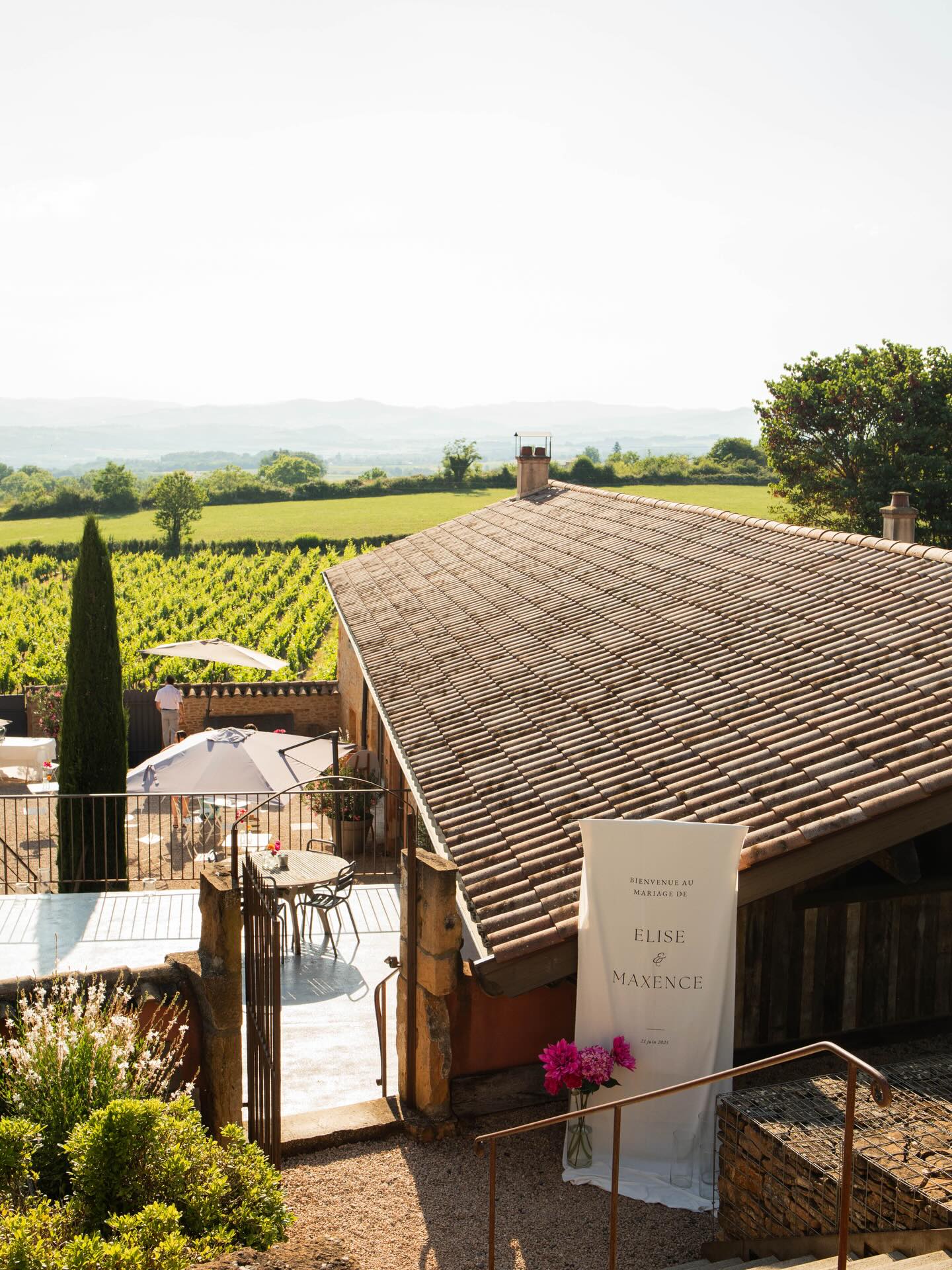 Pierres dorées, lumière douce & vignes 🍃☀️
J’aime aussi raconter un mariage par ses lieux et son atmosphère.
@courdoree
#photographemariage #beaujolais #domainemariage #mariagelyon #photographemariagelyon