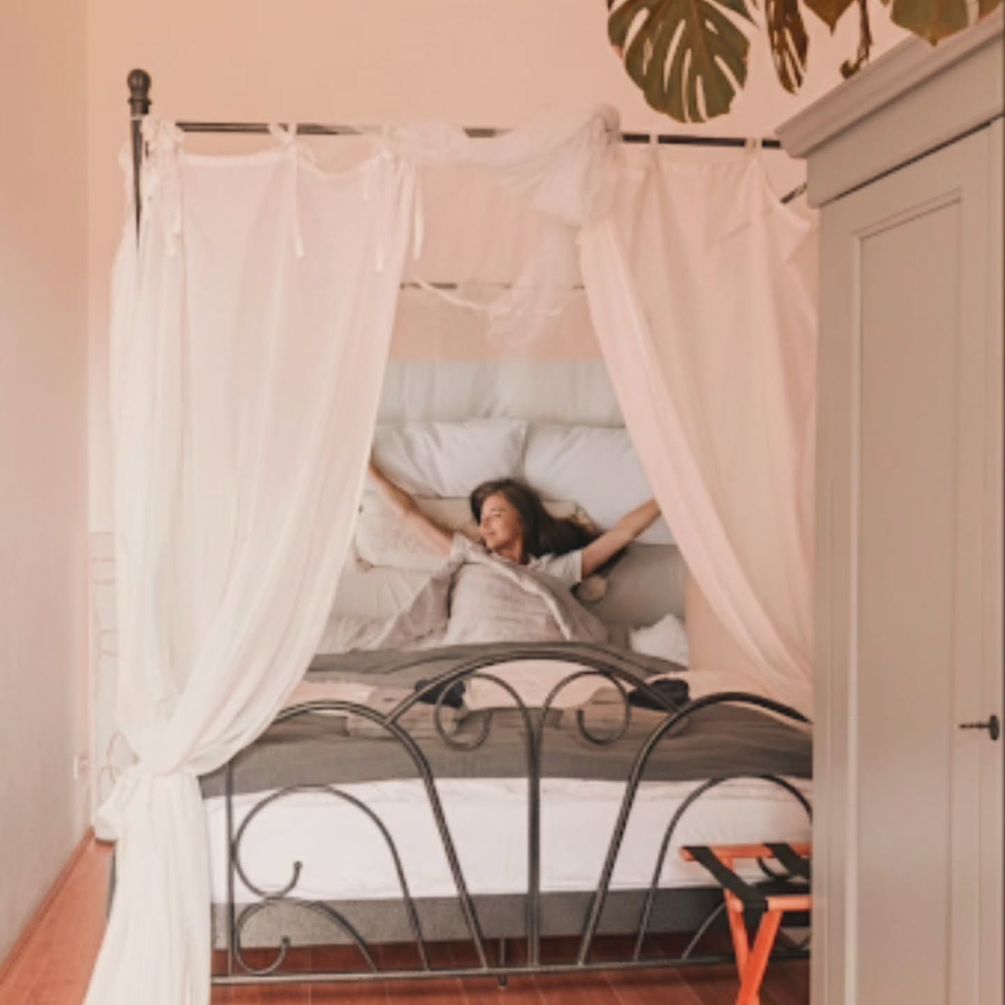 ❄️ Winterwarmte in Appartement Lis ❄️
Goedemorgen Voerstreek!
Geniet van het winterse uitzicht vanaf je eigen knusse vensterbank. Een perfecte plek om te ontspannen met een boek en een warme kop thee. #WinterRetreat #AppartementLis #KnusHoekje